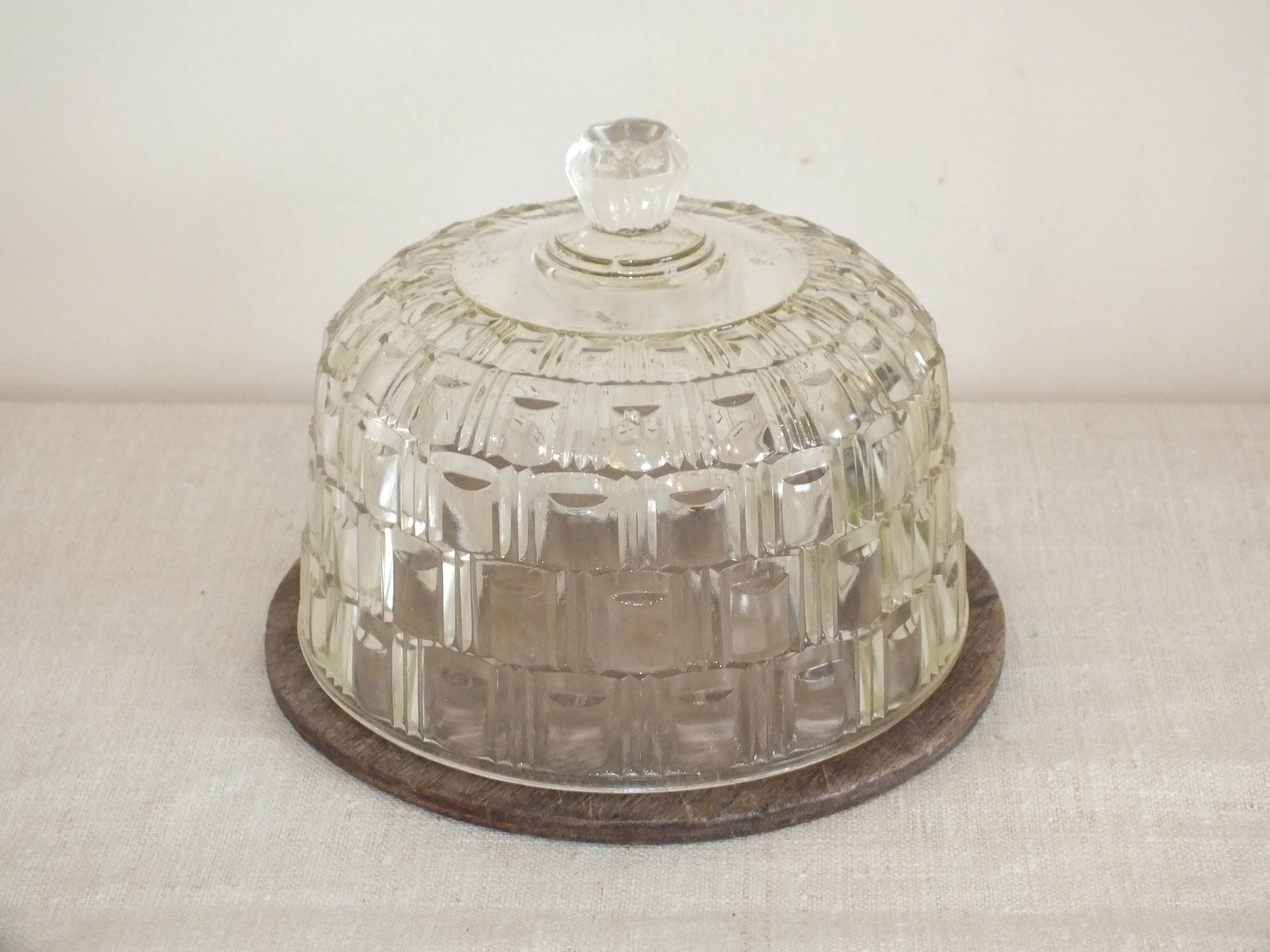 Butter or cheese bell in molded glass and wooden tray