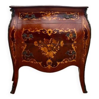 Petite commode de style Louis XV en marqueterie de bois de rose
