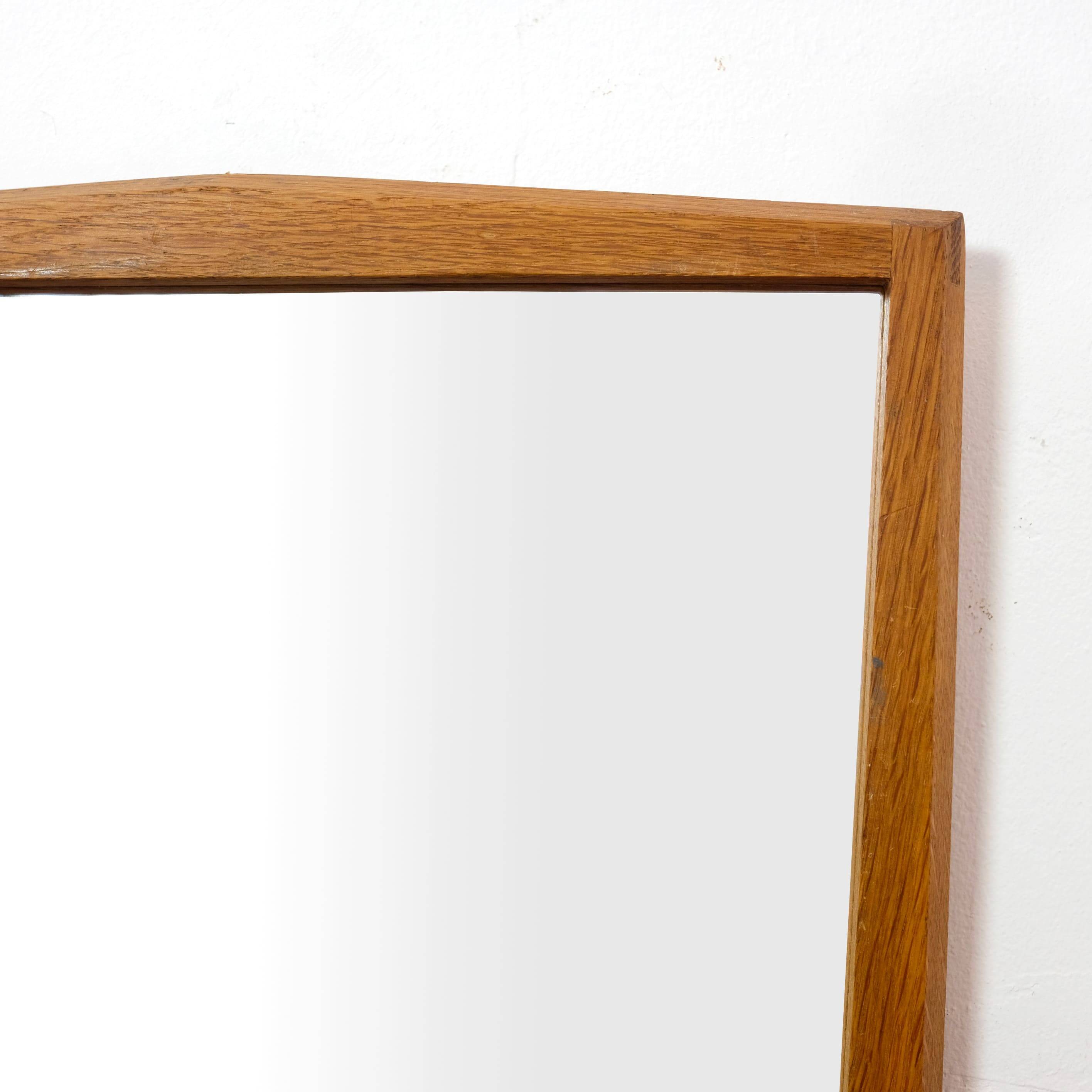 Miroir en chêne des années 60, 84 x 38.5 cm.