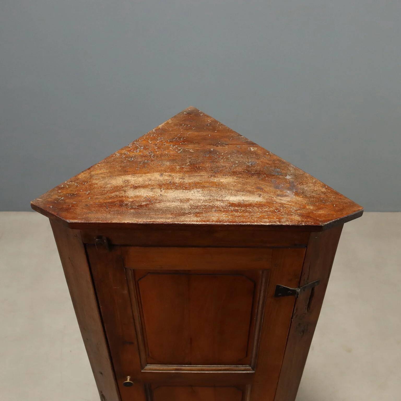 Corner cabinet in walnut, Italy, late 19th century