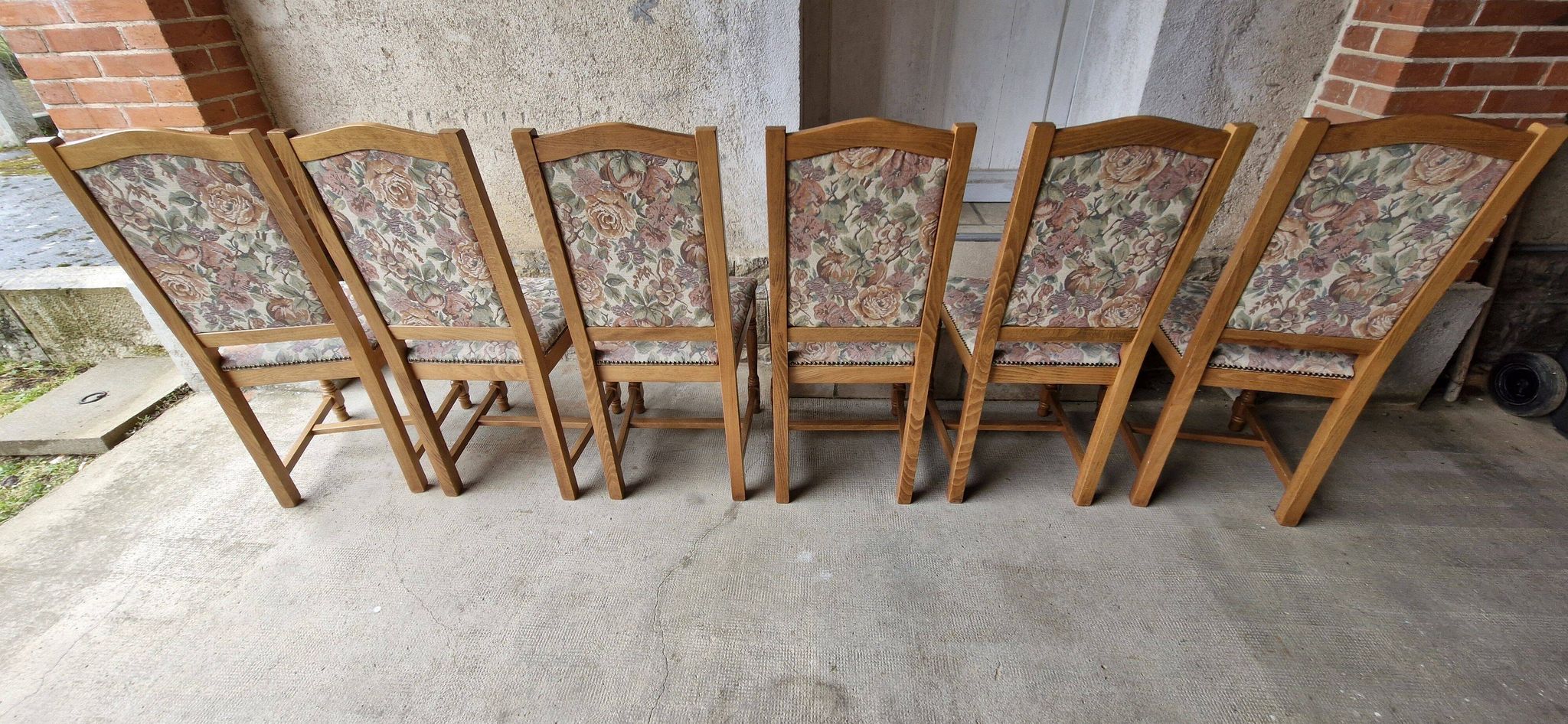 6 chaises de style en chêne massif et tissus