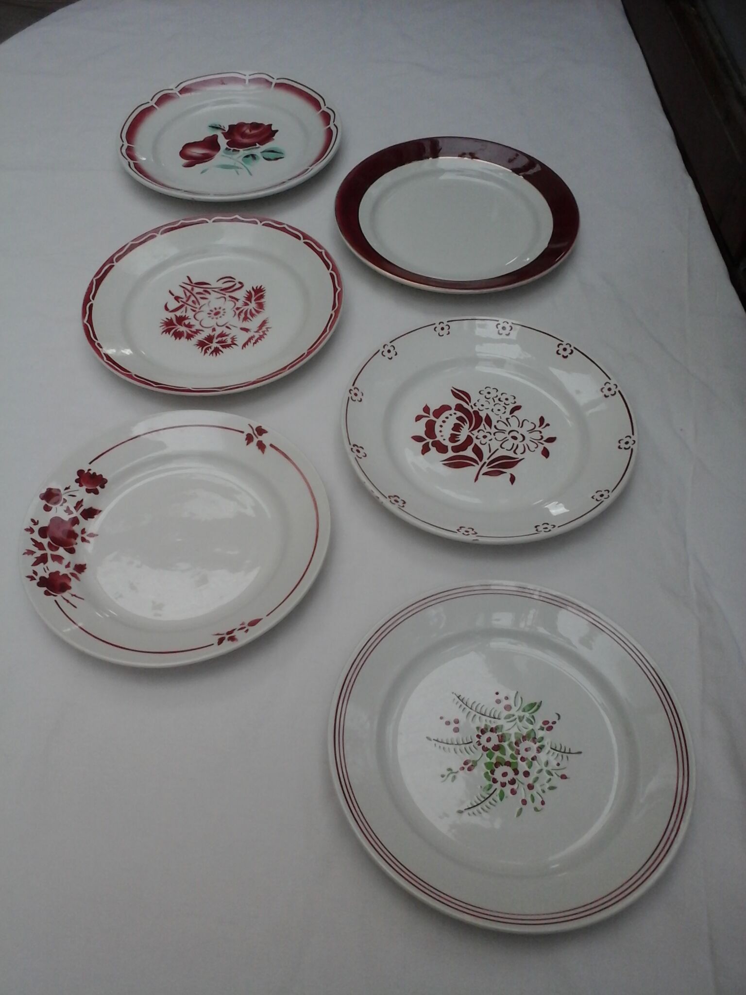 Assortment of 12 dominant plates red and green