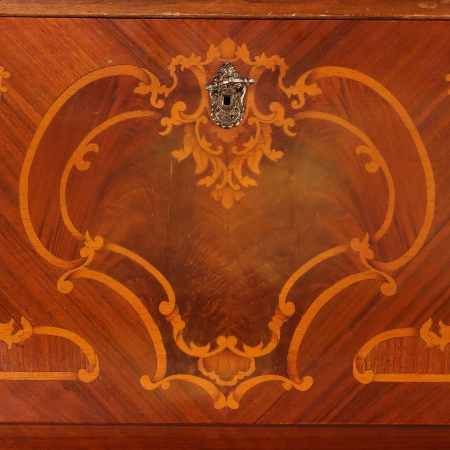 Antique drop-leaf table in walnut with maple inlays, Italy, 20th century.