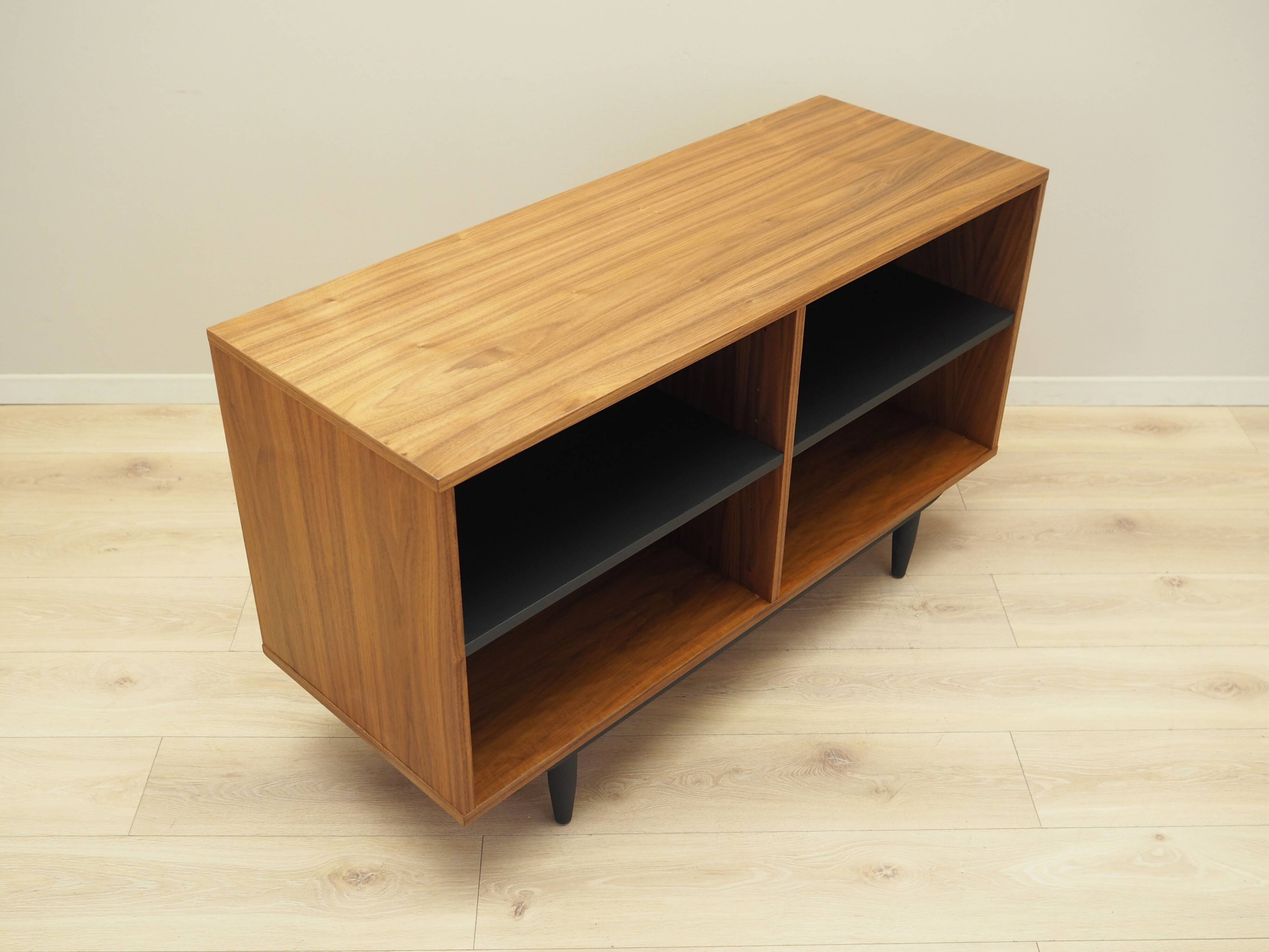 Bibliothèque en noyer, design scandinave