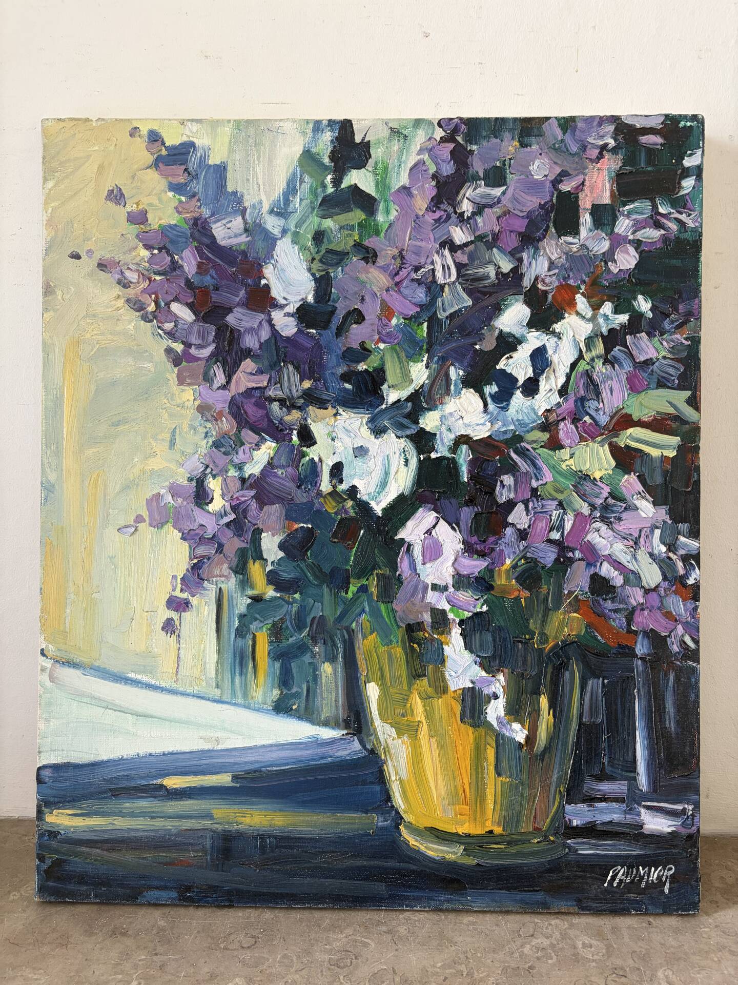 Violet bouquet at the window, oil on canvas signed Lilas Paumier.