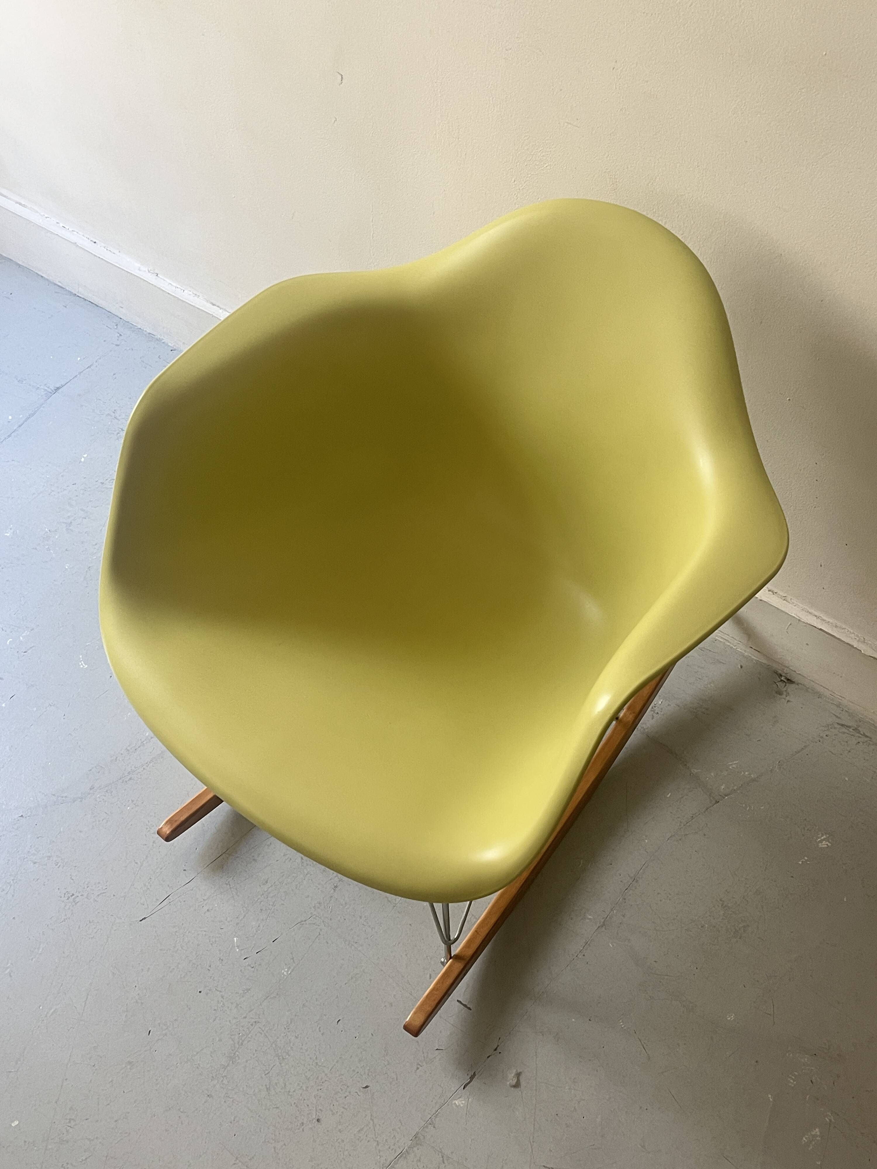 Rocking chair design Eames Plastic Armchair RE RAR, edition Vitra