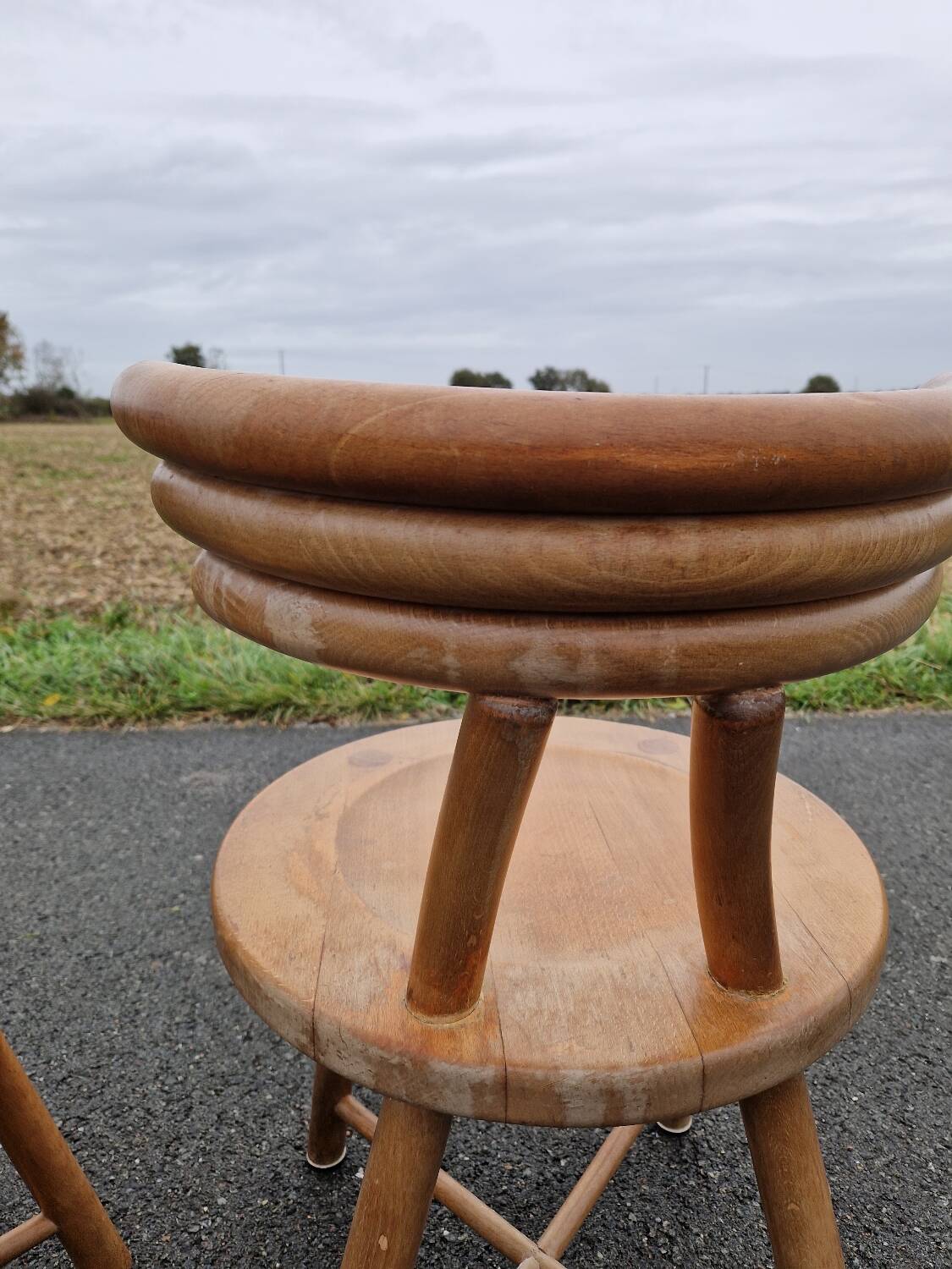 Set of 4 solid organic chairs