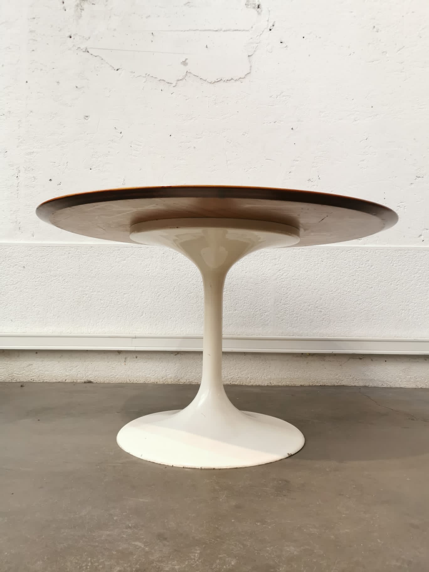 Round table tulip foot