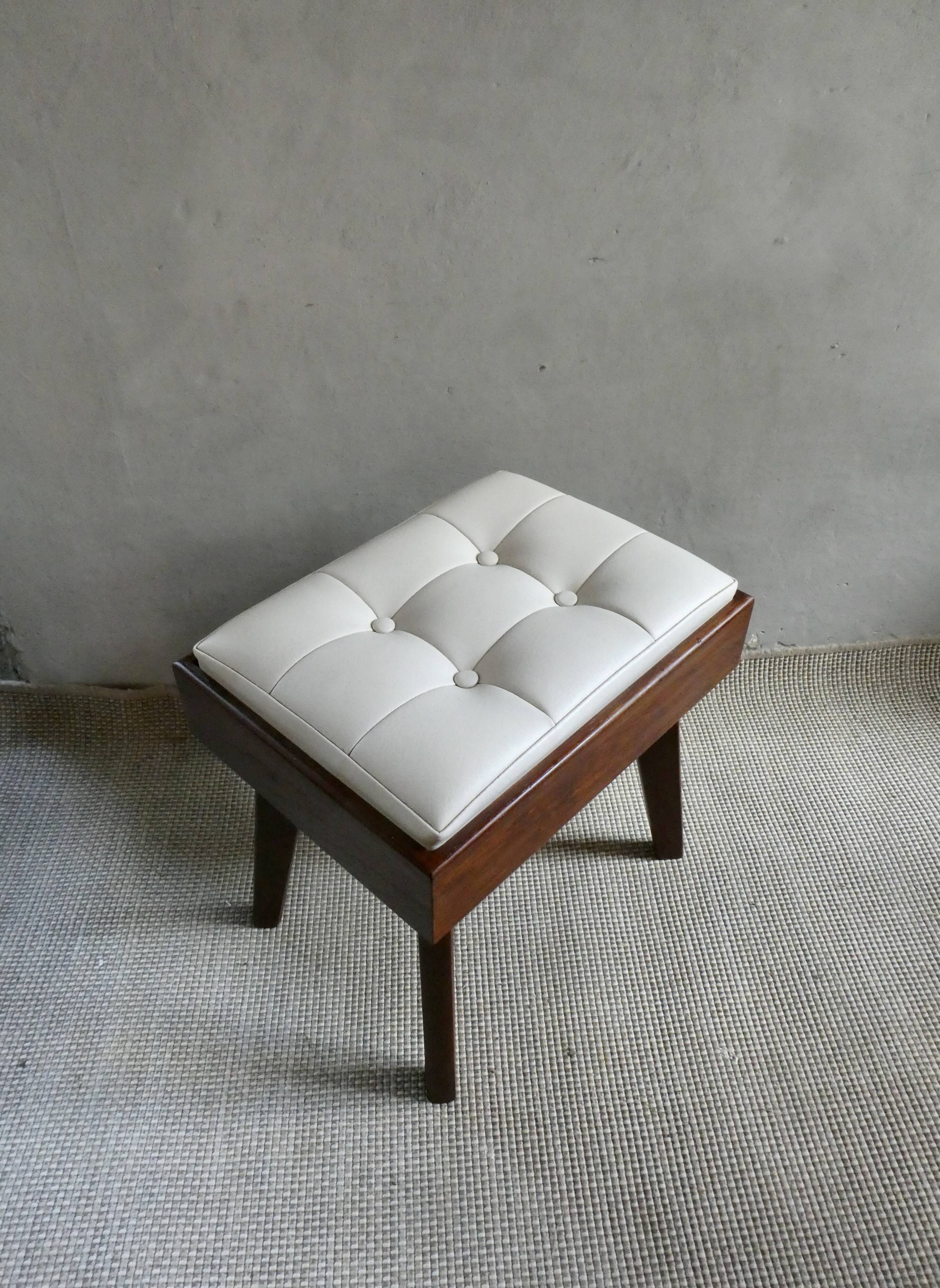 Tabouret en bois et Skaï, vers 1960, scandinave