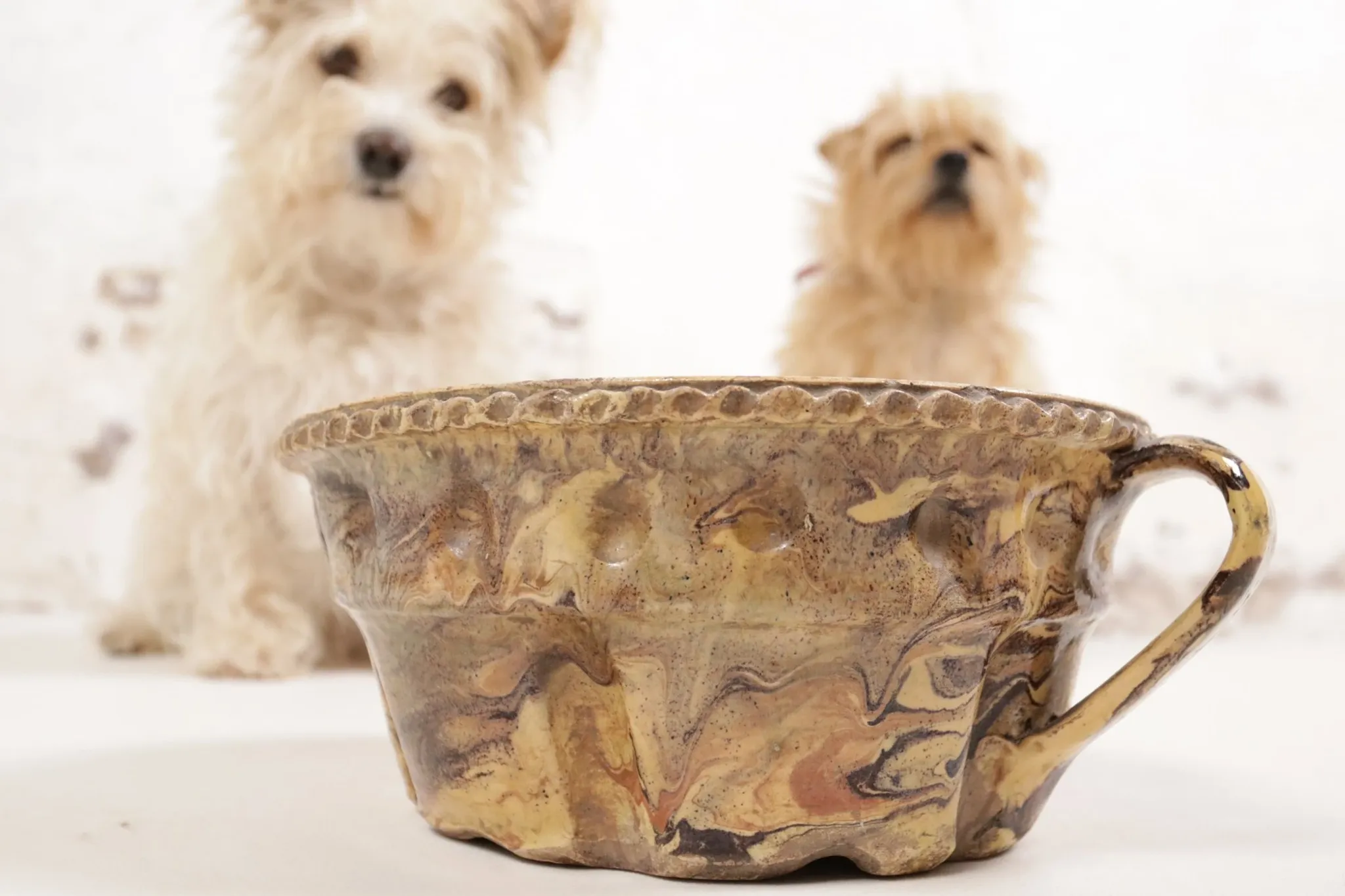 Marbled earthenware baking mould with handle – jaspé, 19th / early 20th c.