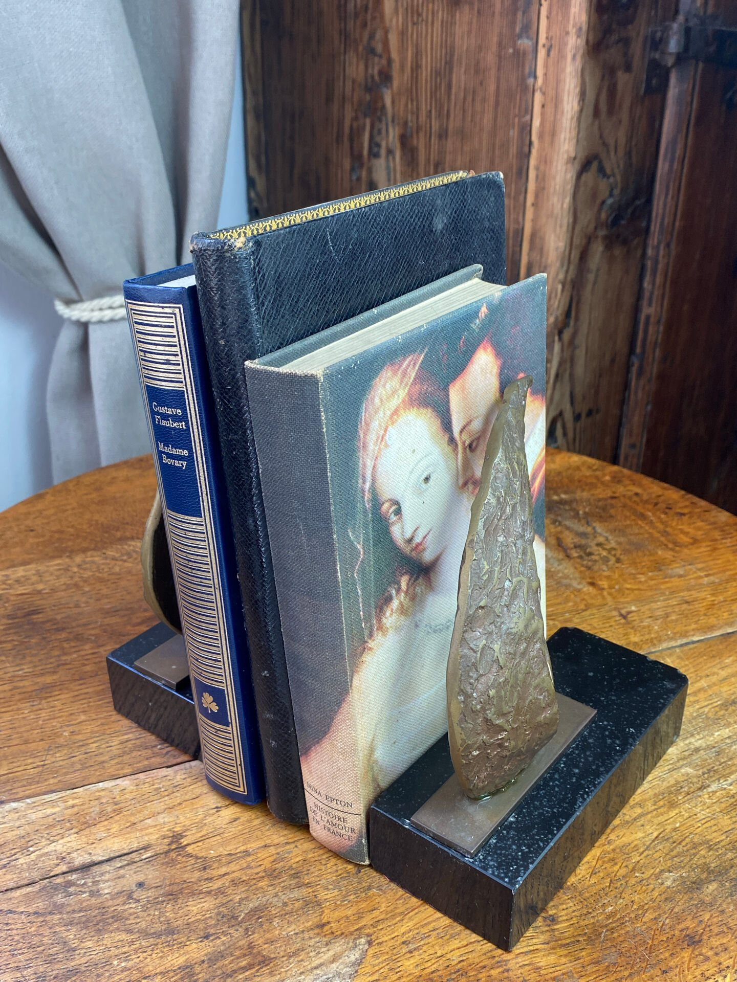 Bookends in bronze and marble