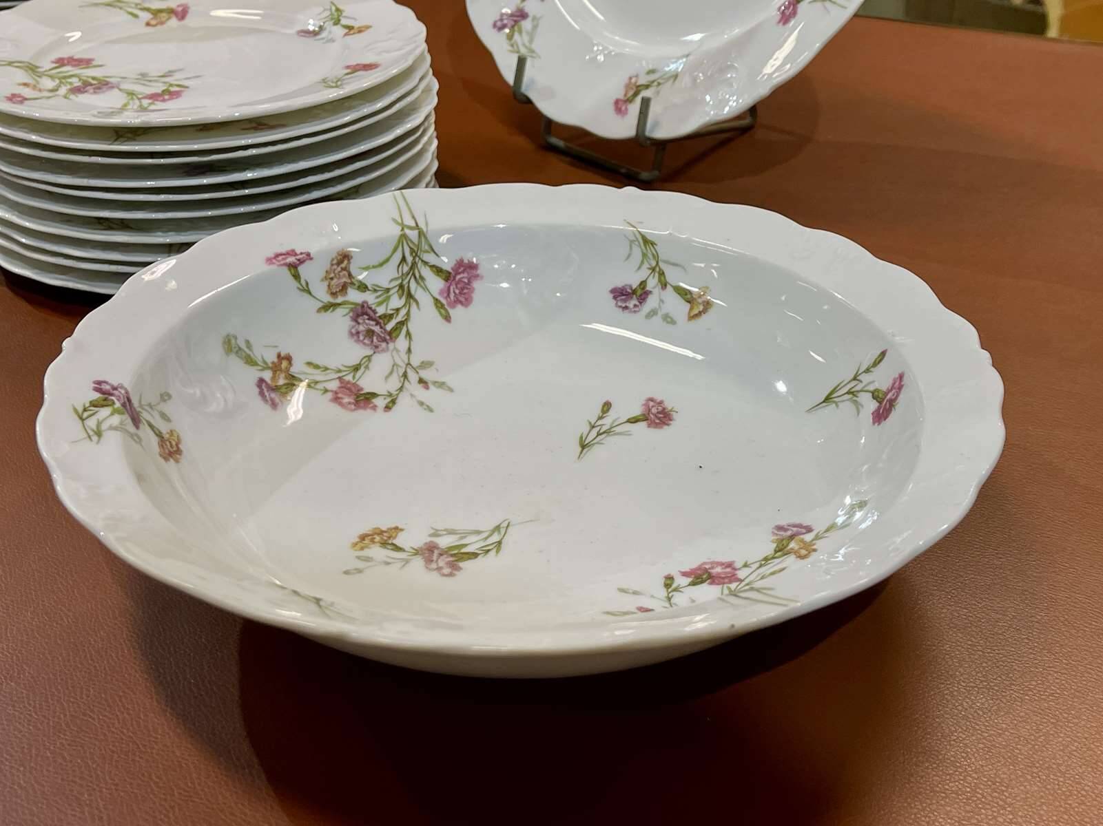Service de table en porcelaine de Limoges à décor floral des années 1950 - 31 pièces