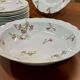 Service de table en porcelaine de Limoges à décor floral des années 1950 - 31 pièces