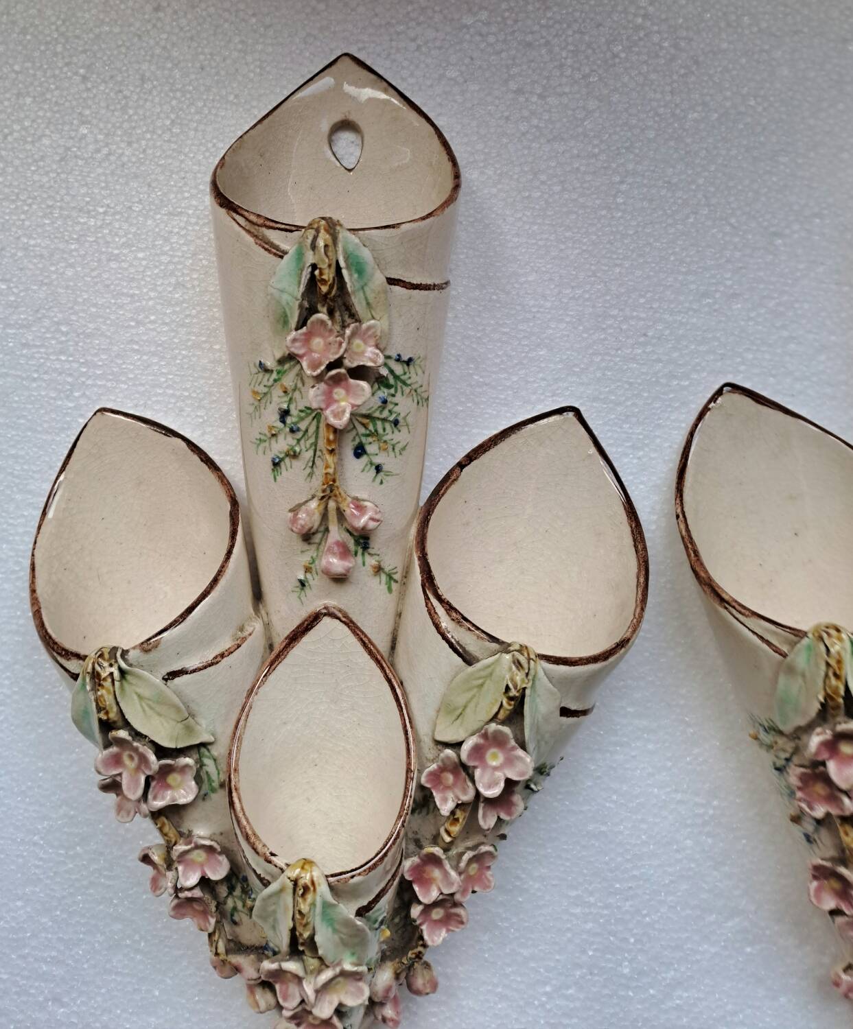 Paire de bouquetiéres en barbotine
