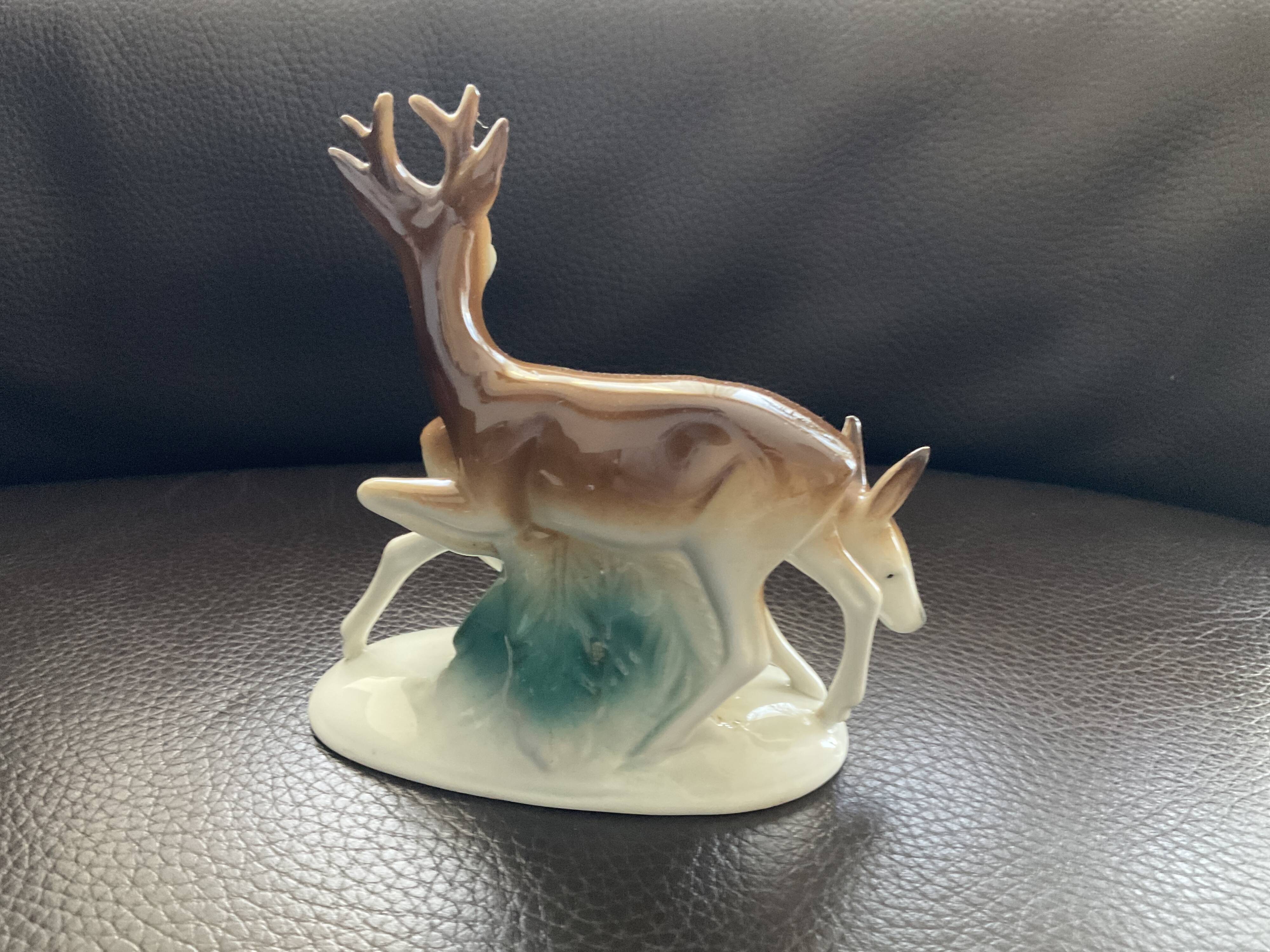 Figurine en porcelaine biche et cerf