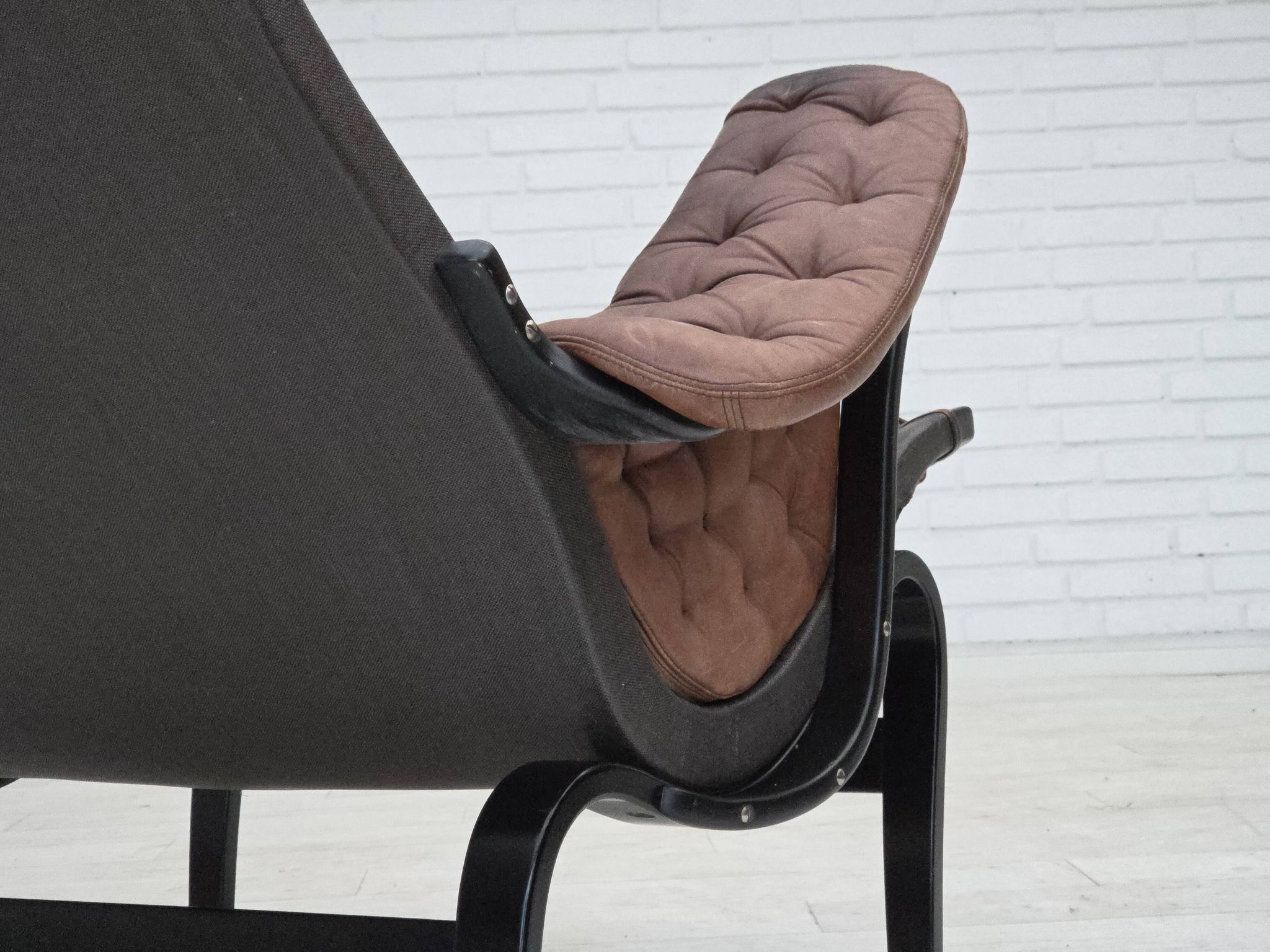 Années 1970, design suédois de Bruno Mathsson, modèle « Pernilla », cuir.