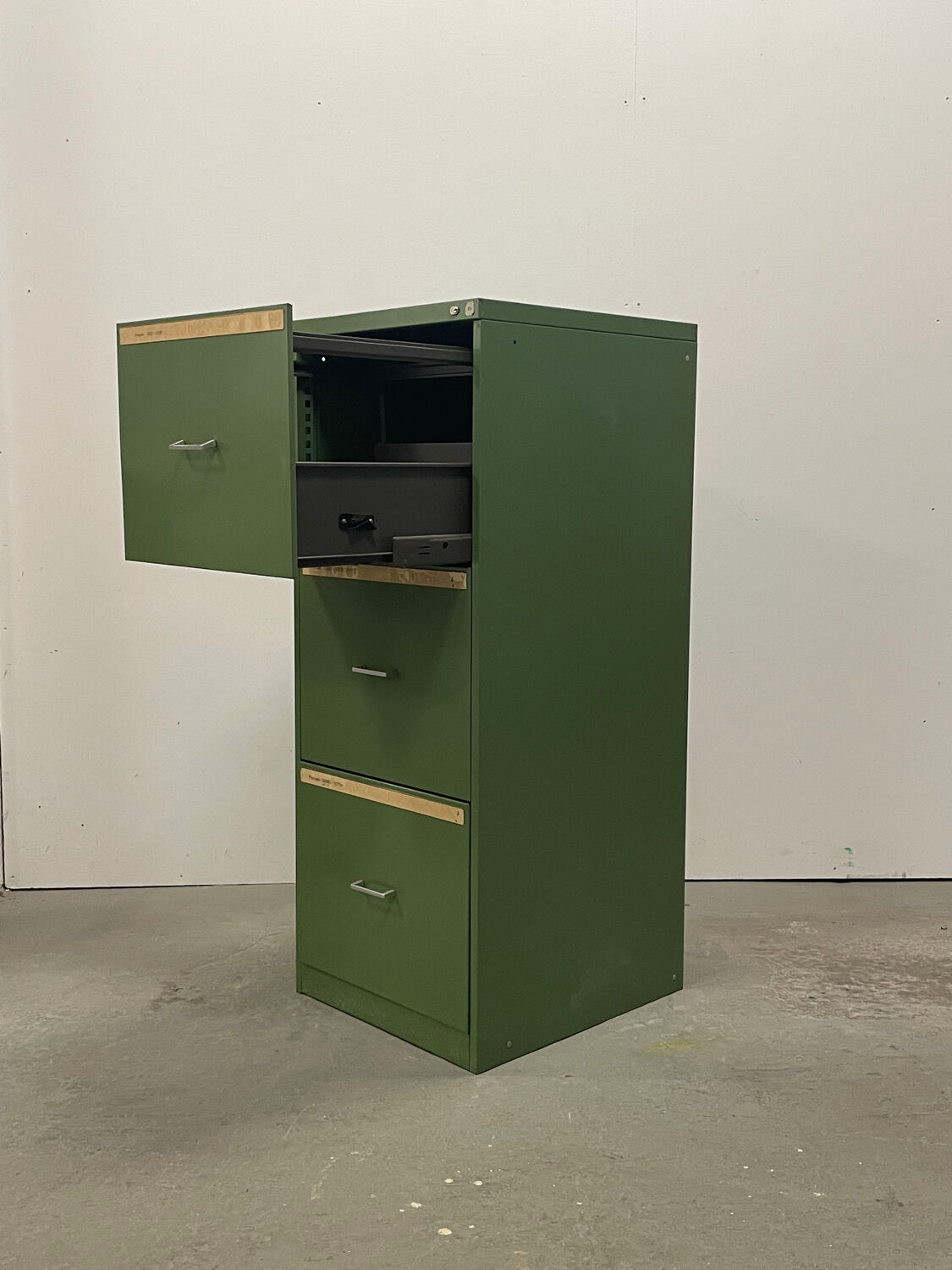 Metal filing cabinet with 3 drawers, 1970s.