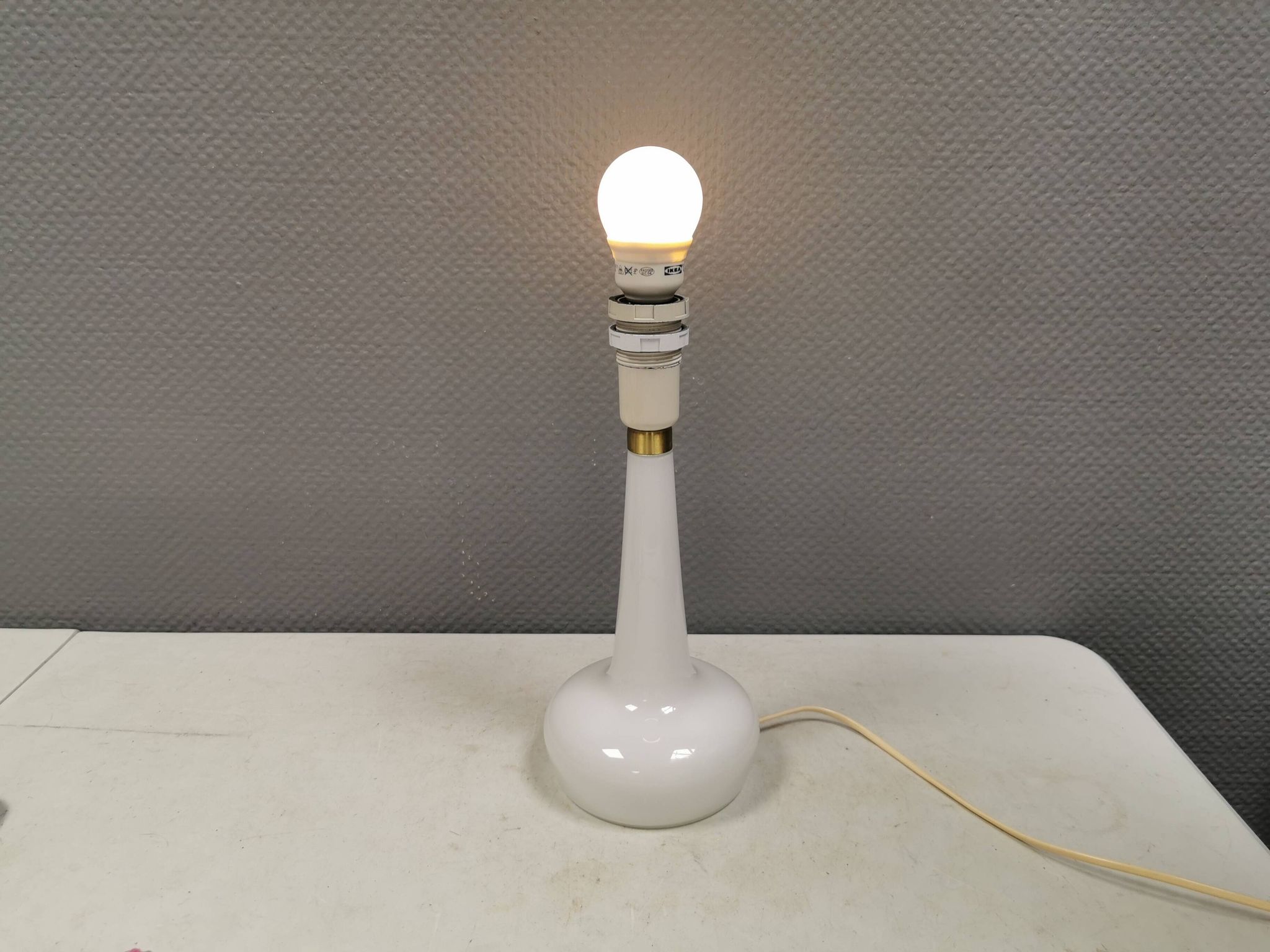 Lampe de table Le Klint, verre opalin blanc laiteux, dessus en laiton, modèle 311