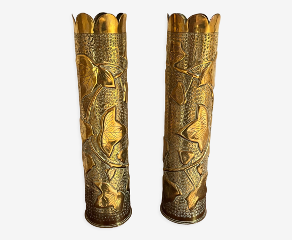 Paire de vases obus en laiton motif de feuilles