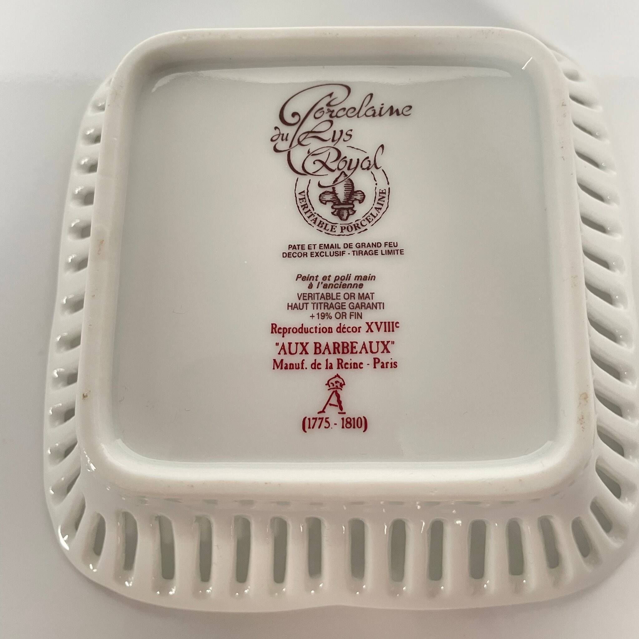 Porcelain Pocket Emptier - Manufacture du Lys Royal with Cornflower decoration