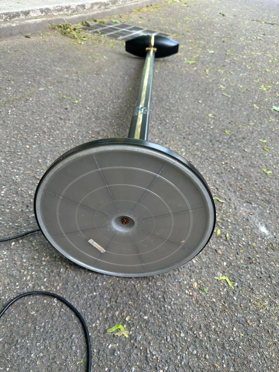 Italian torchiere floor lamp Ilmo 1970 black steel and gold brass