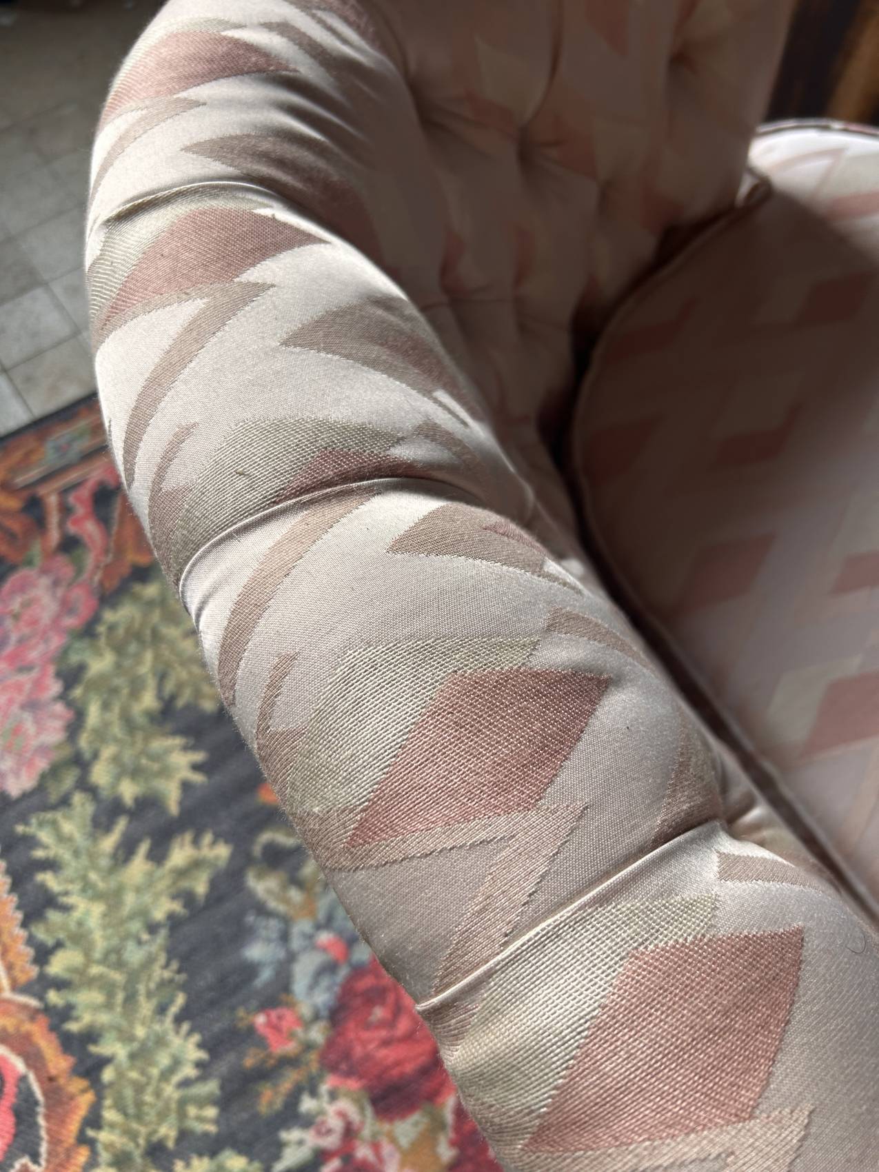 Small vintage 2-seater sofa from the 70s in Hollywood Regency style, satin pink.