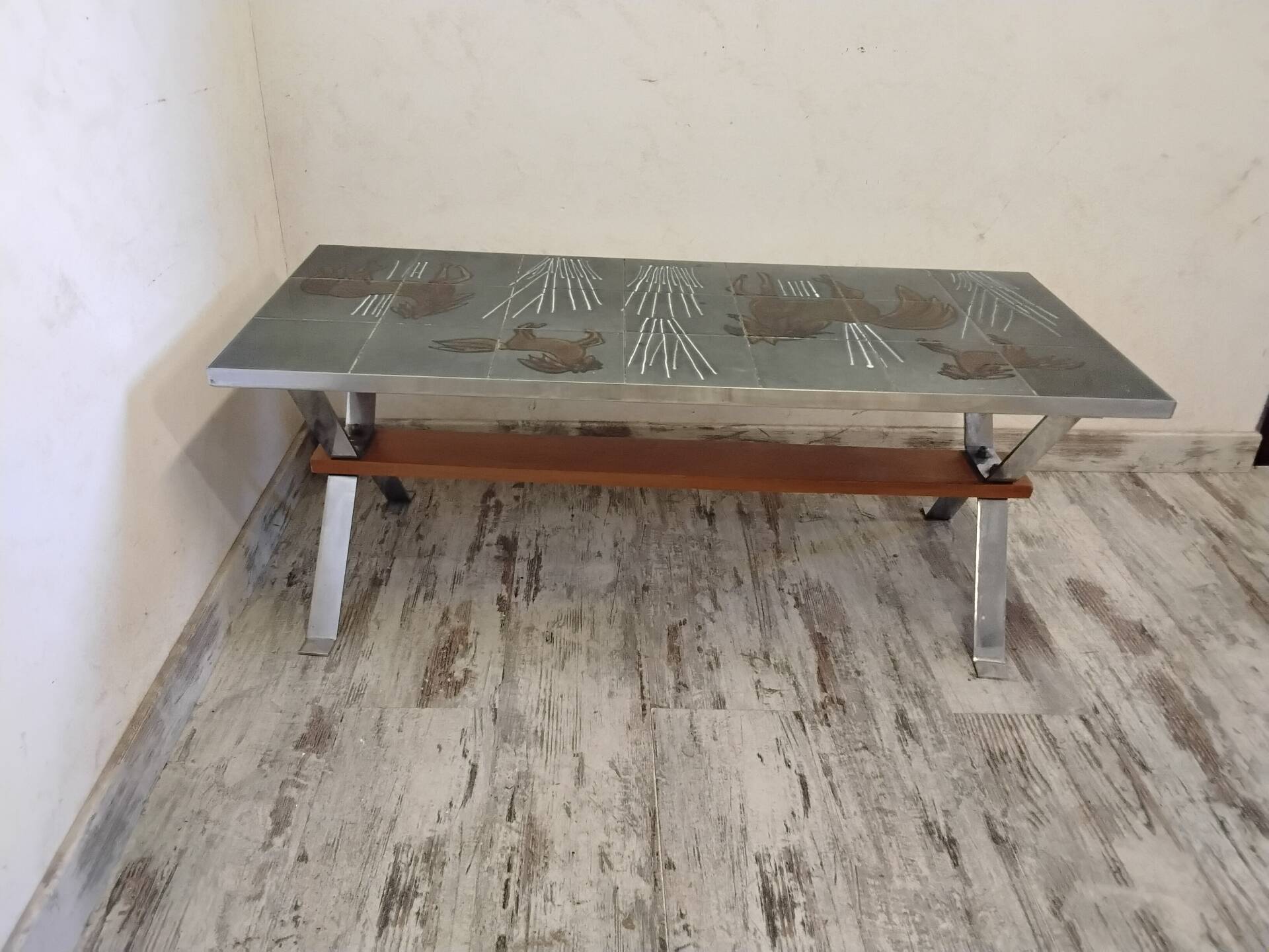 Table basse années 70 à décor de chevaux