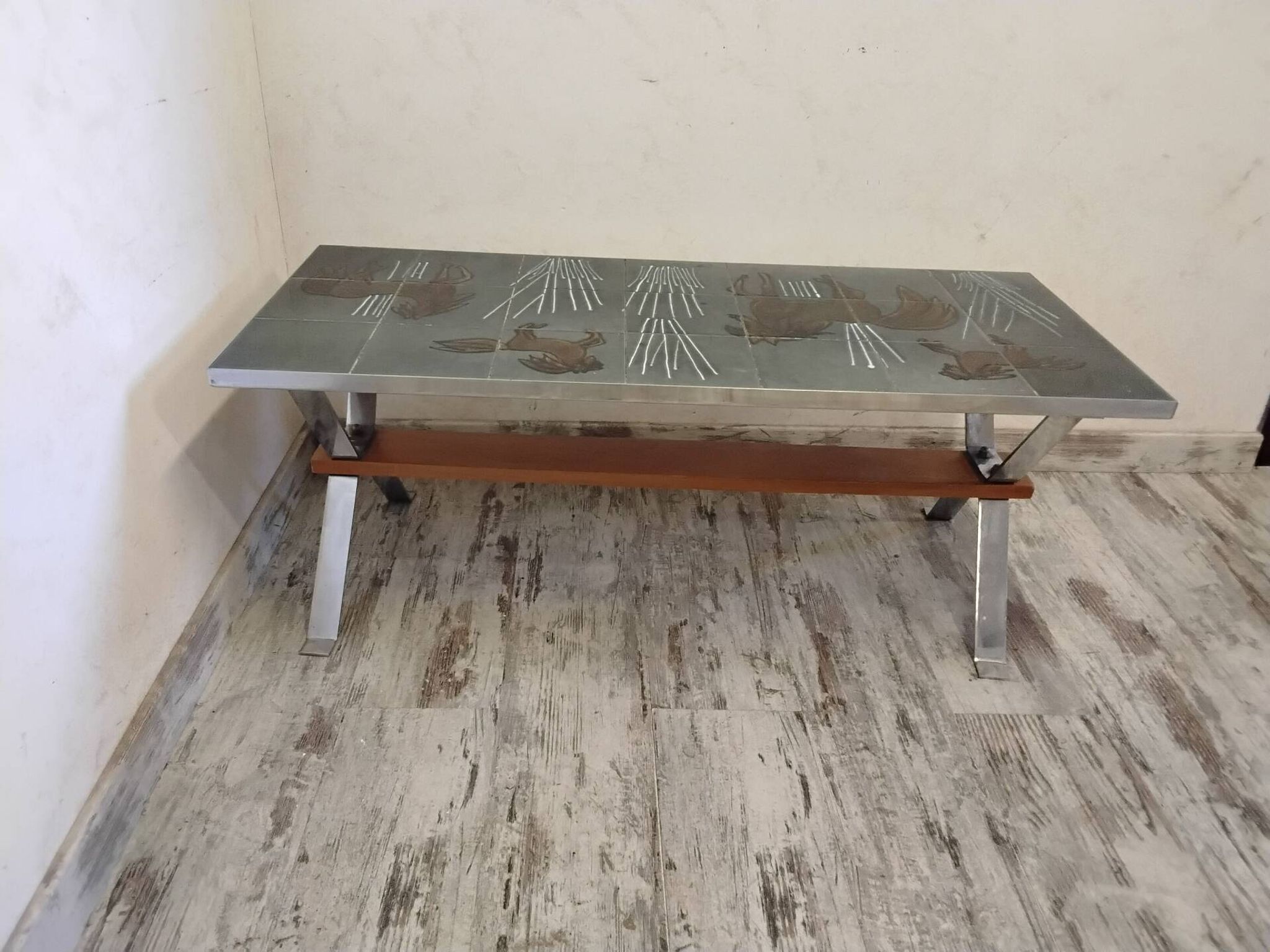 Table basse années 70 à décor de chevaux