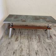 Table basse années 70 à décor de chevaux