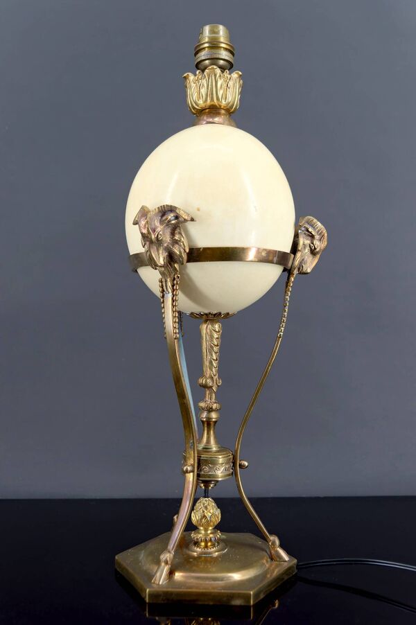 Lampe Néoclassique, Oeuf d’Autruche & Monture Animalière en Bronze, c. 1900