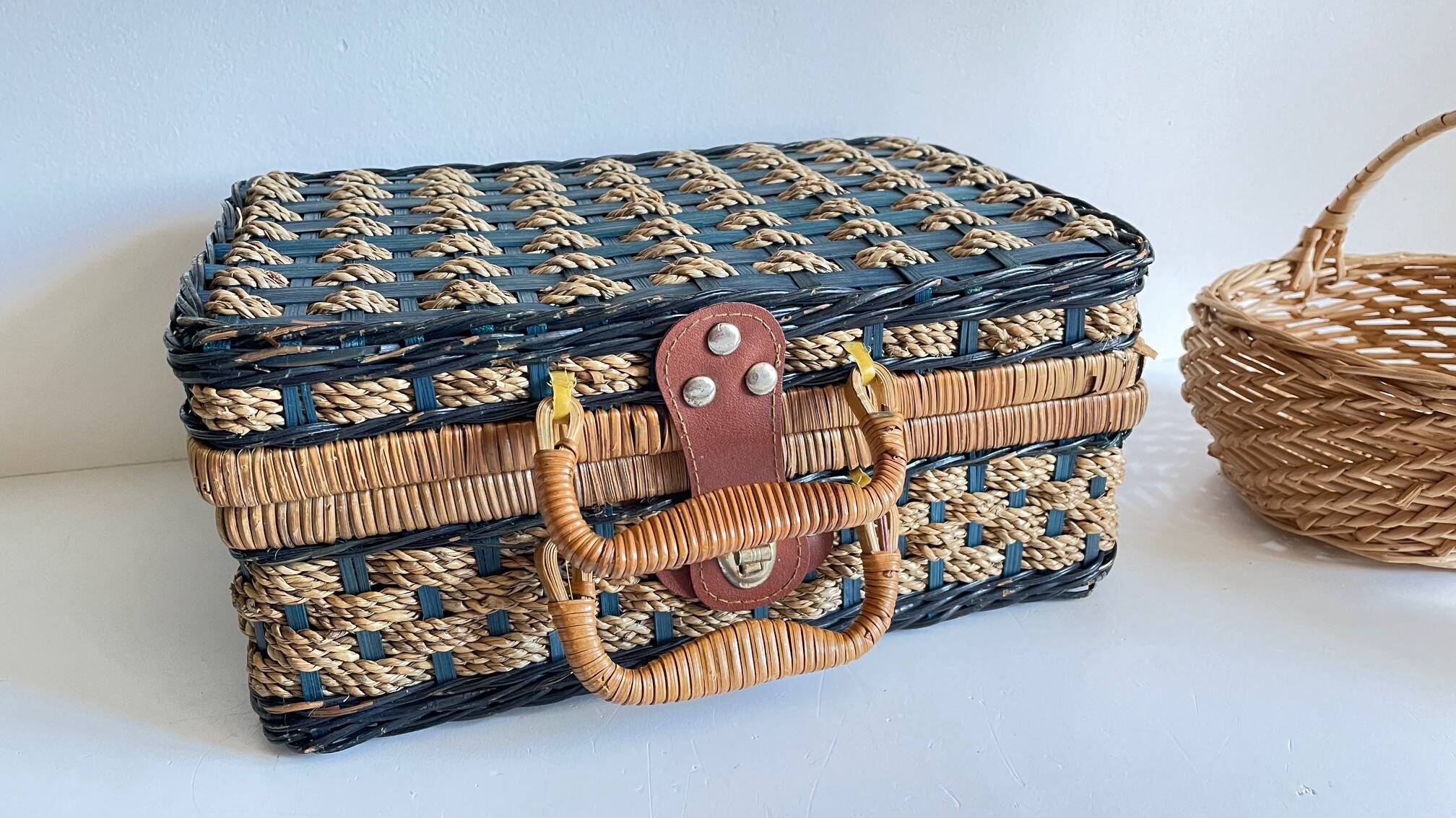 Set of 2 vintage rattan and rope baskets