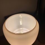 Lampe à poser réalisée avec un globe en verre rose poudré vintage