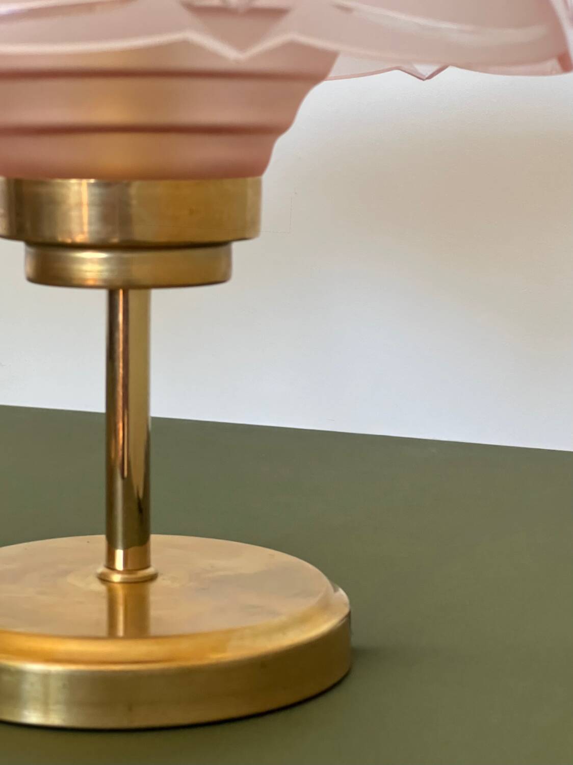 Art Deco bedside lamp in brass and etched glass