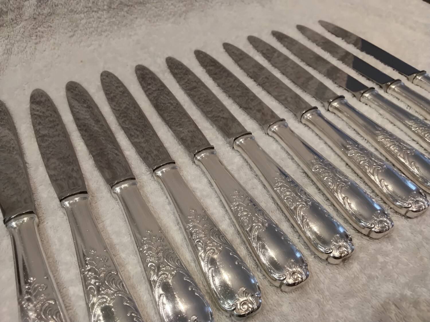 12 silver-plated metal table knives, Platil rocaille silversmith design, 24.6cm