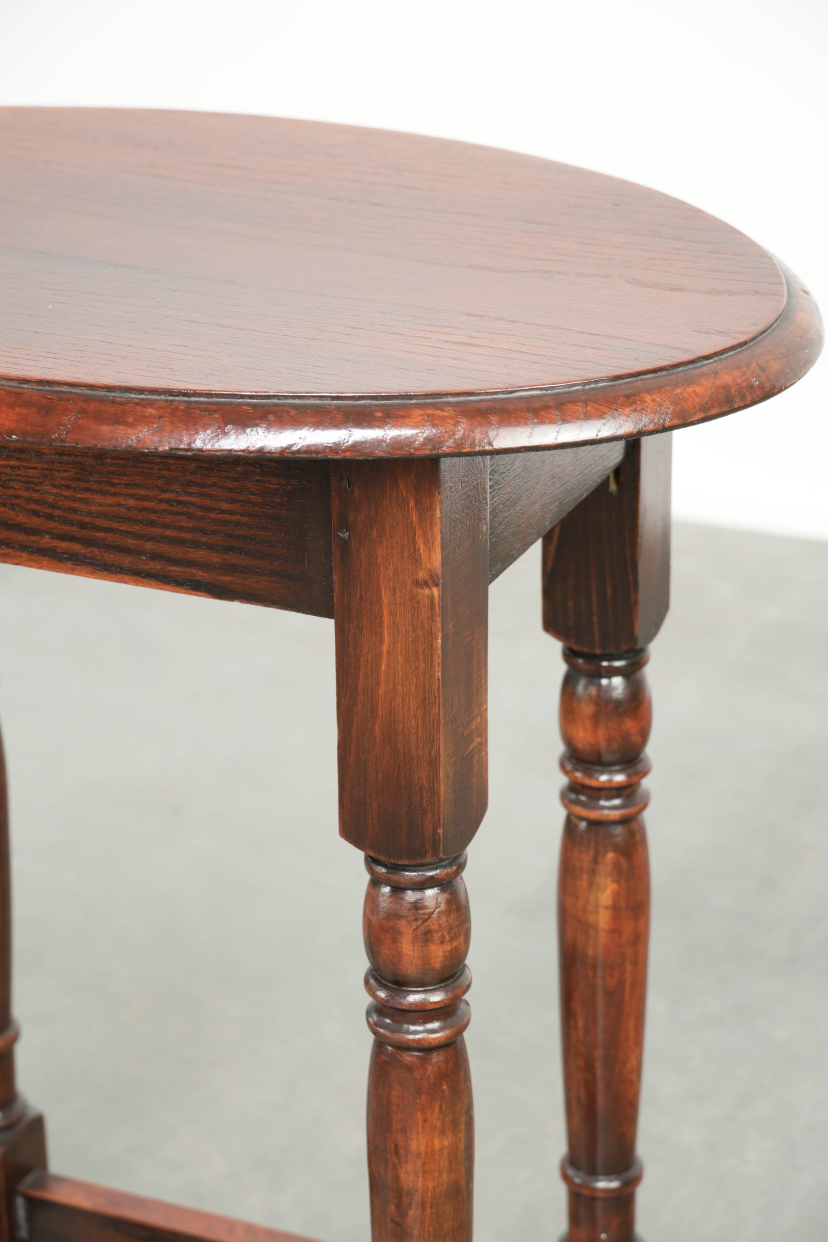 Table d'appoint ovale en chêne anglais antique du début du 20e siècle