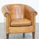 Fauteuil en cuir de mouton et clous de tapissier