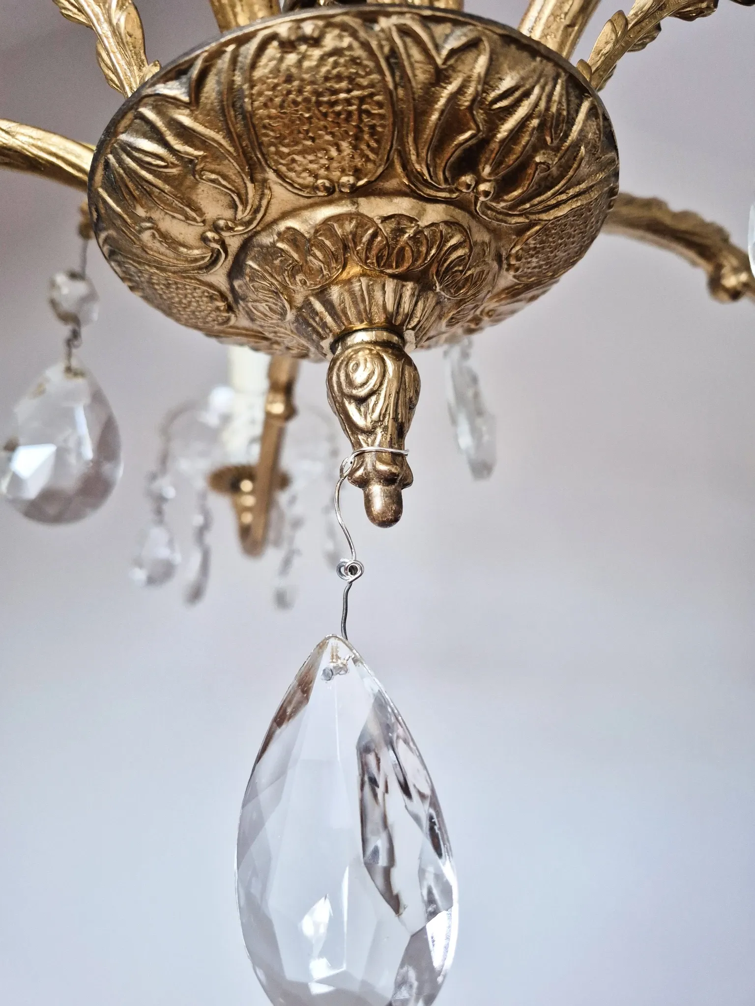 Antique chandelier with pendants, in bronze and glass pendants.