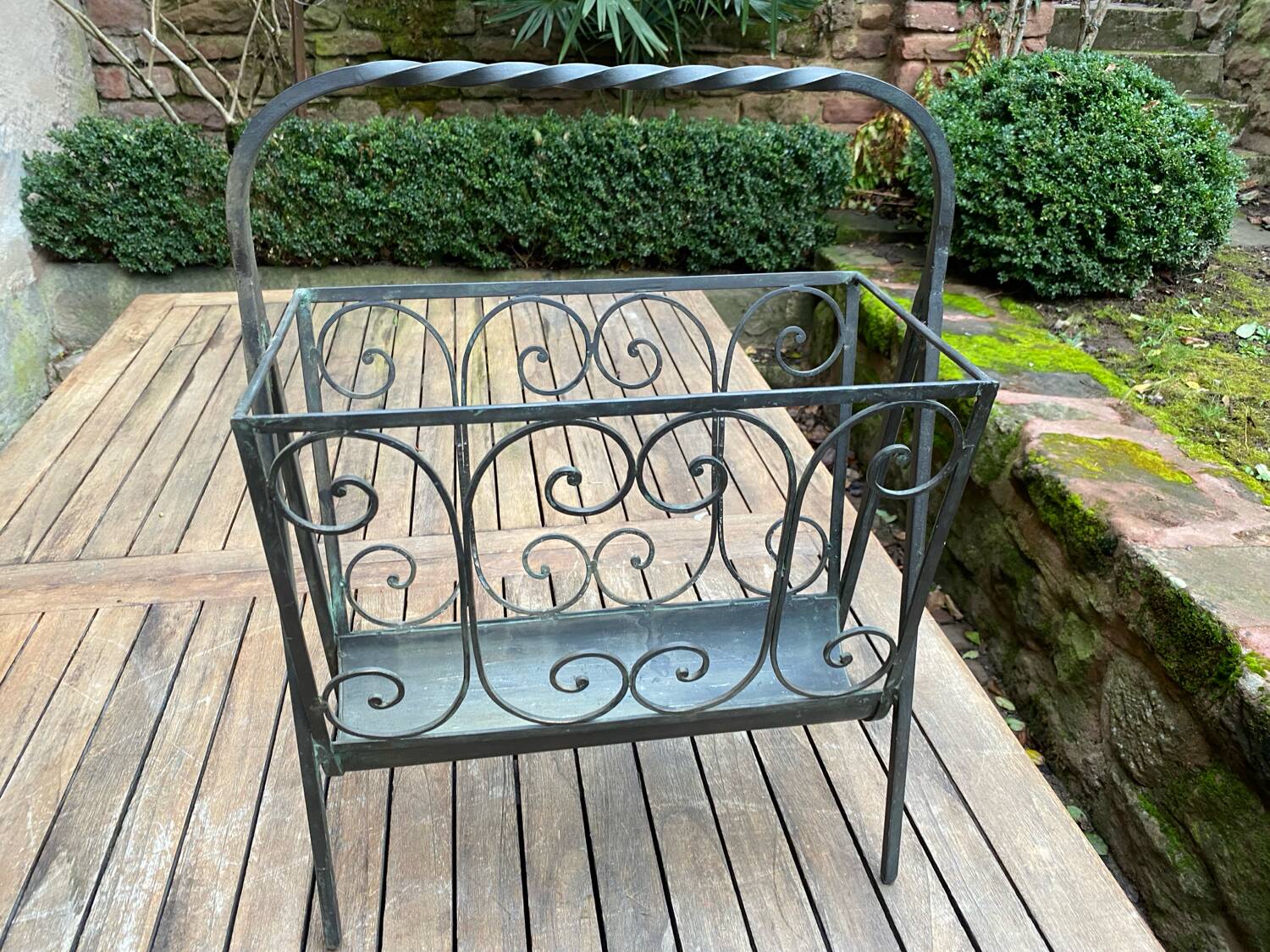 Art Deco magazine rack in wrought iron with bronze patina from around 1930-1940.