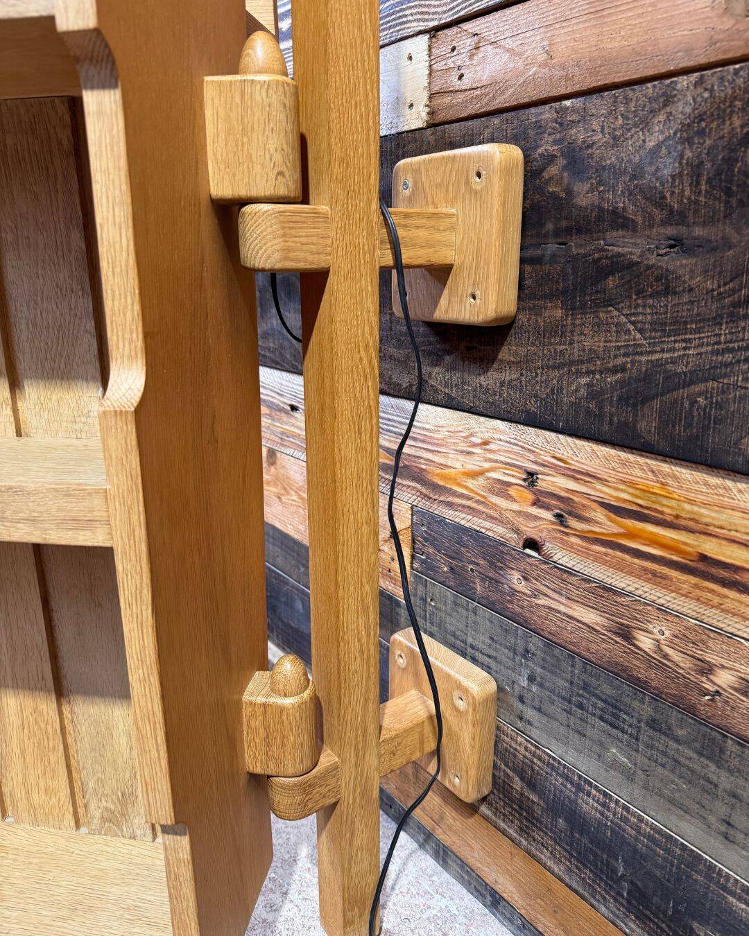 Bar pivotant et lampadaire en chêne – Guillerme & Chambron