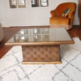Square table in woven chestnut, with glass top