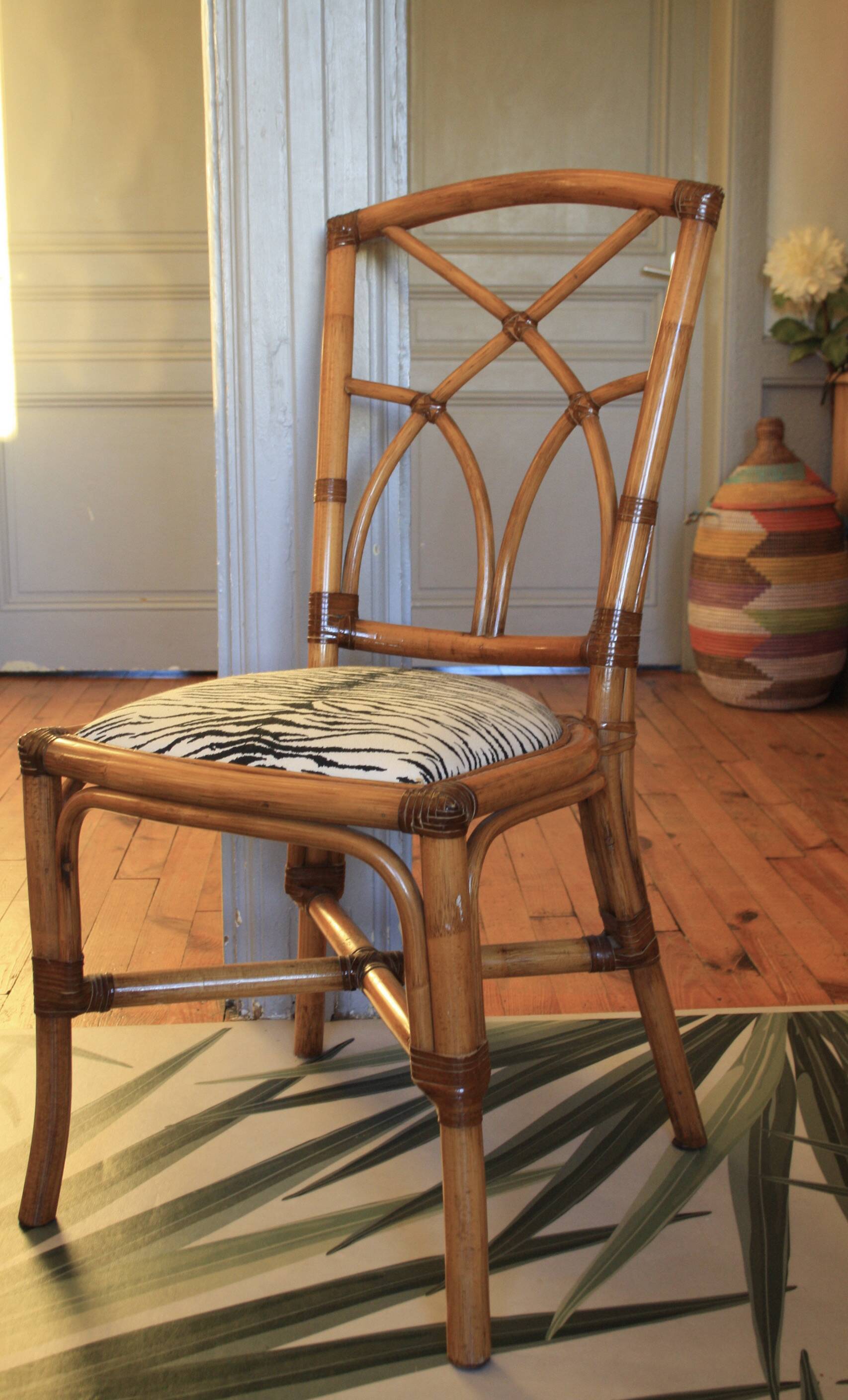 Chaise en bambou assise zébrée
