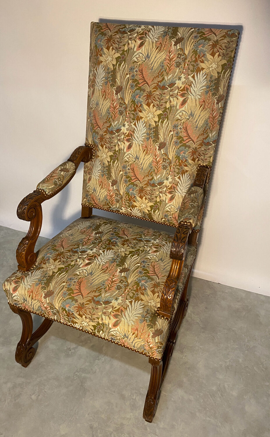 Fauteuil en noyer de style Louis XIII