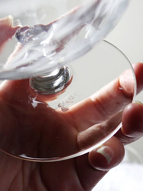 8 coupes à champagne en verre gravé à la roue décor végétal, Bohême, début XXe