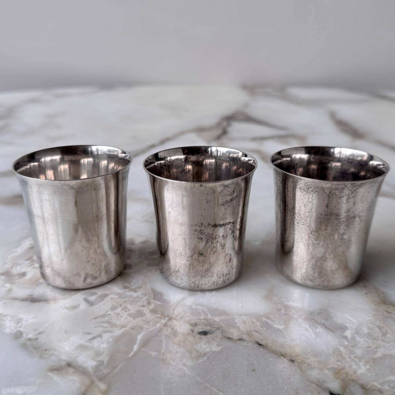 Set of 3 small silver 970 sterling cups with enamelled flags from the 20th century.