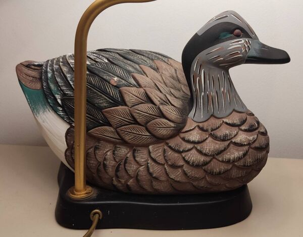 Lampe à poser décorative avec un pied en forme de canard sculpté et pe