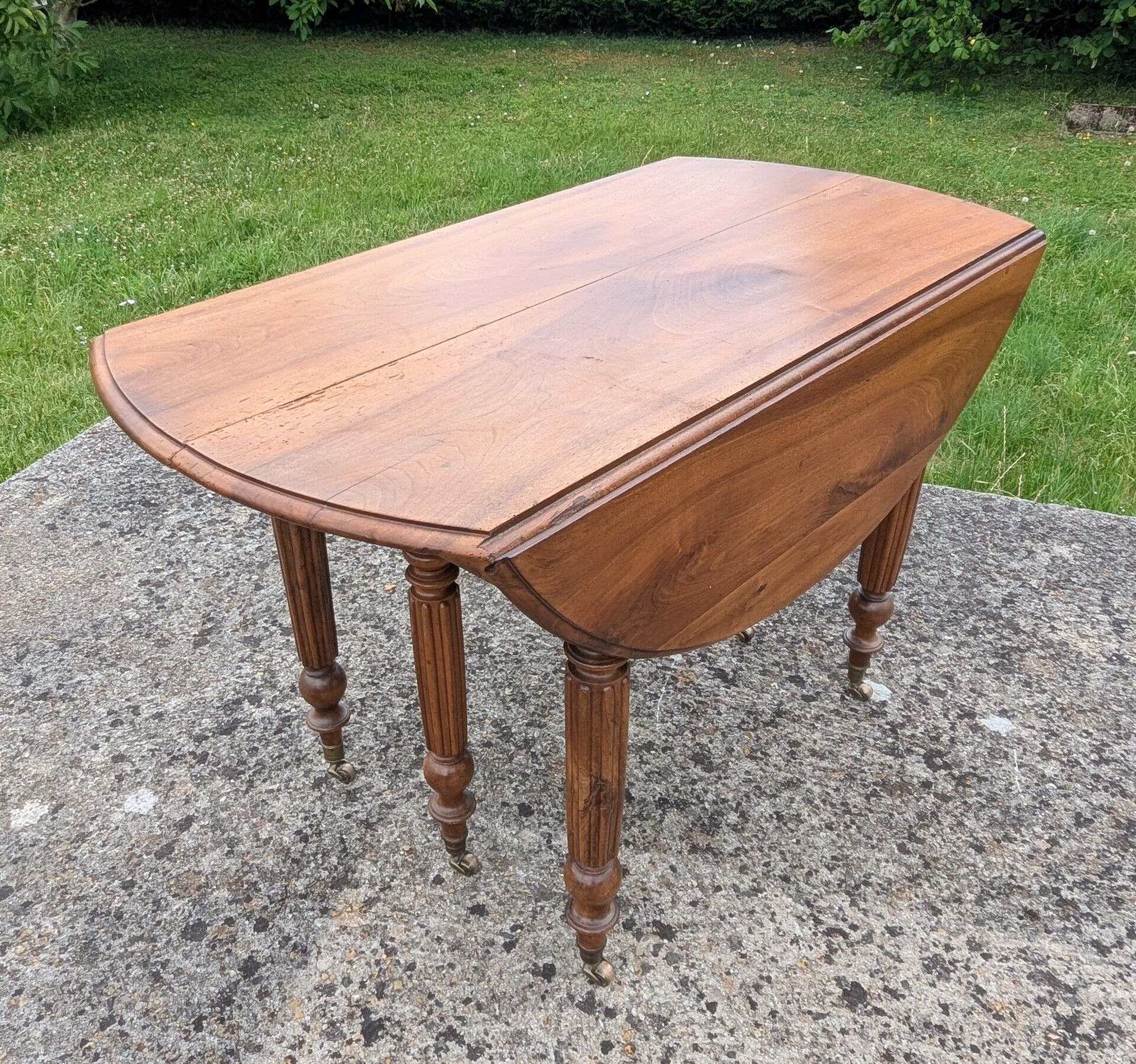 Large six-foot table with XIX century folding leaves in solid walnut Ø120 extendable to 330.