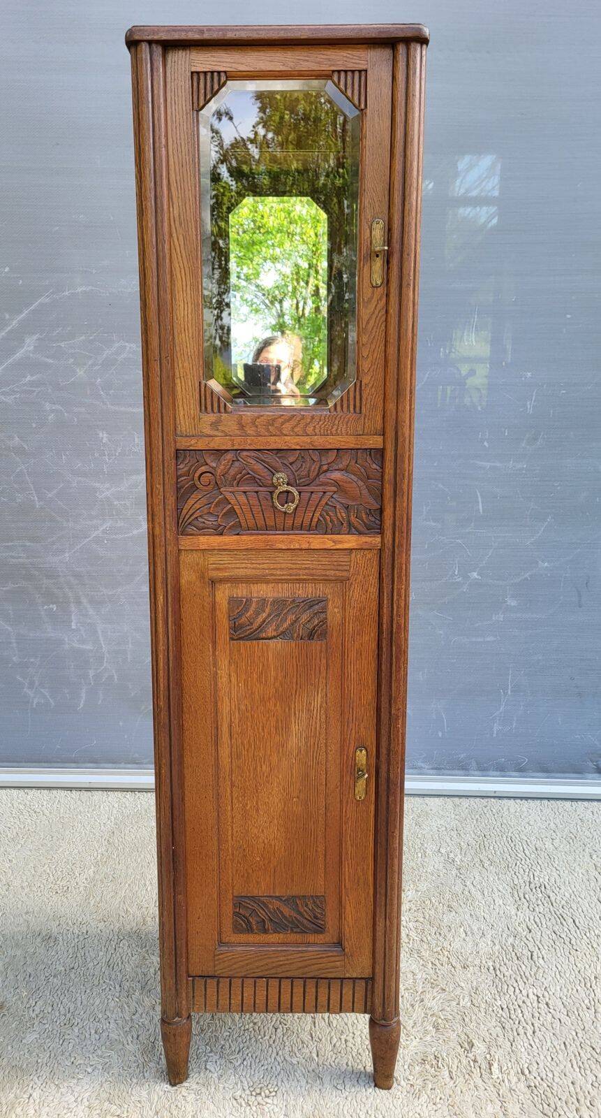 Art Deco display column for jewellery and accessories.