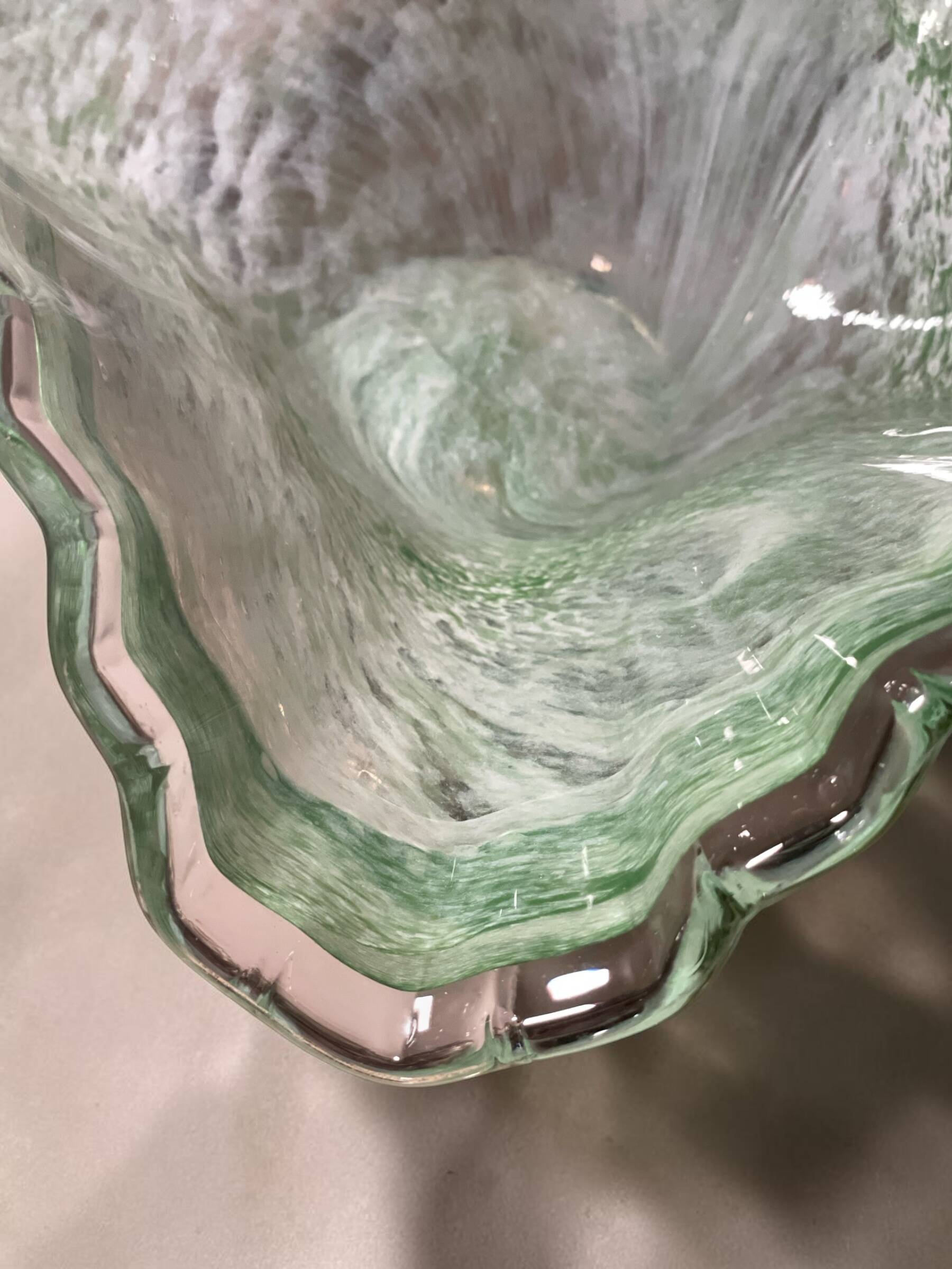 Centrepiece bowl LA MERIDIANA in blown glass on a silver pedestal.