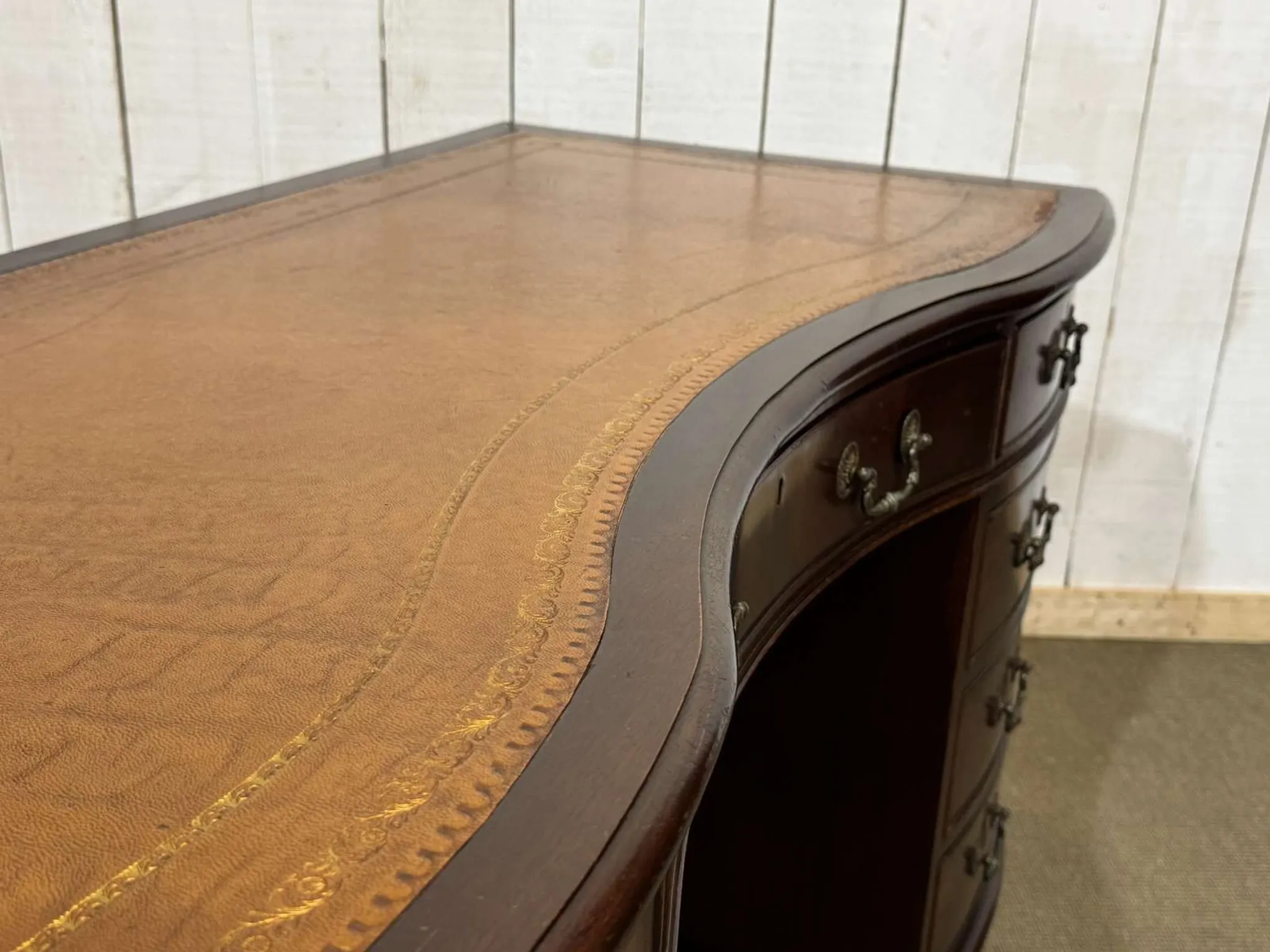 English desk with drawers from the 1950s in mahogany with a leather top.