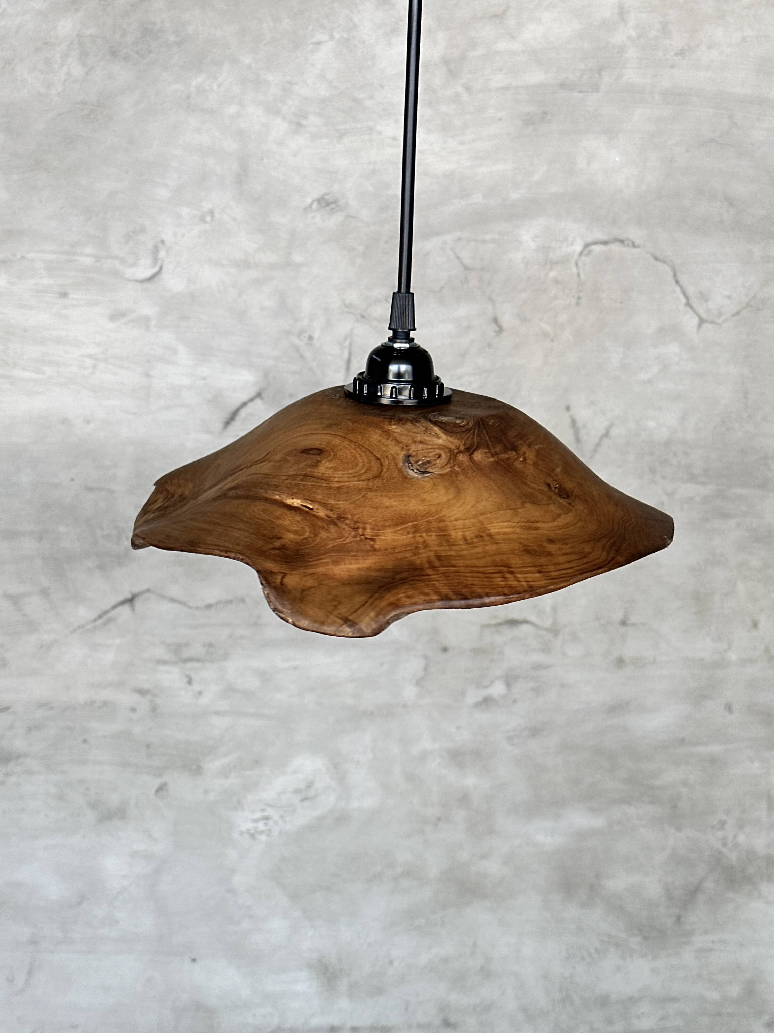Small pendant light in corrugated teak leaf (Small D:30 H:20)